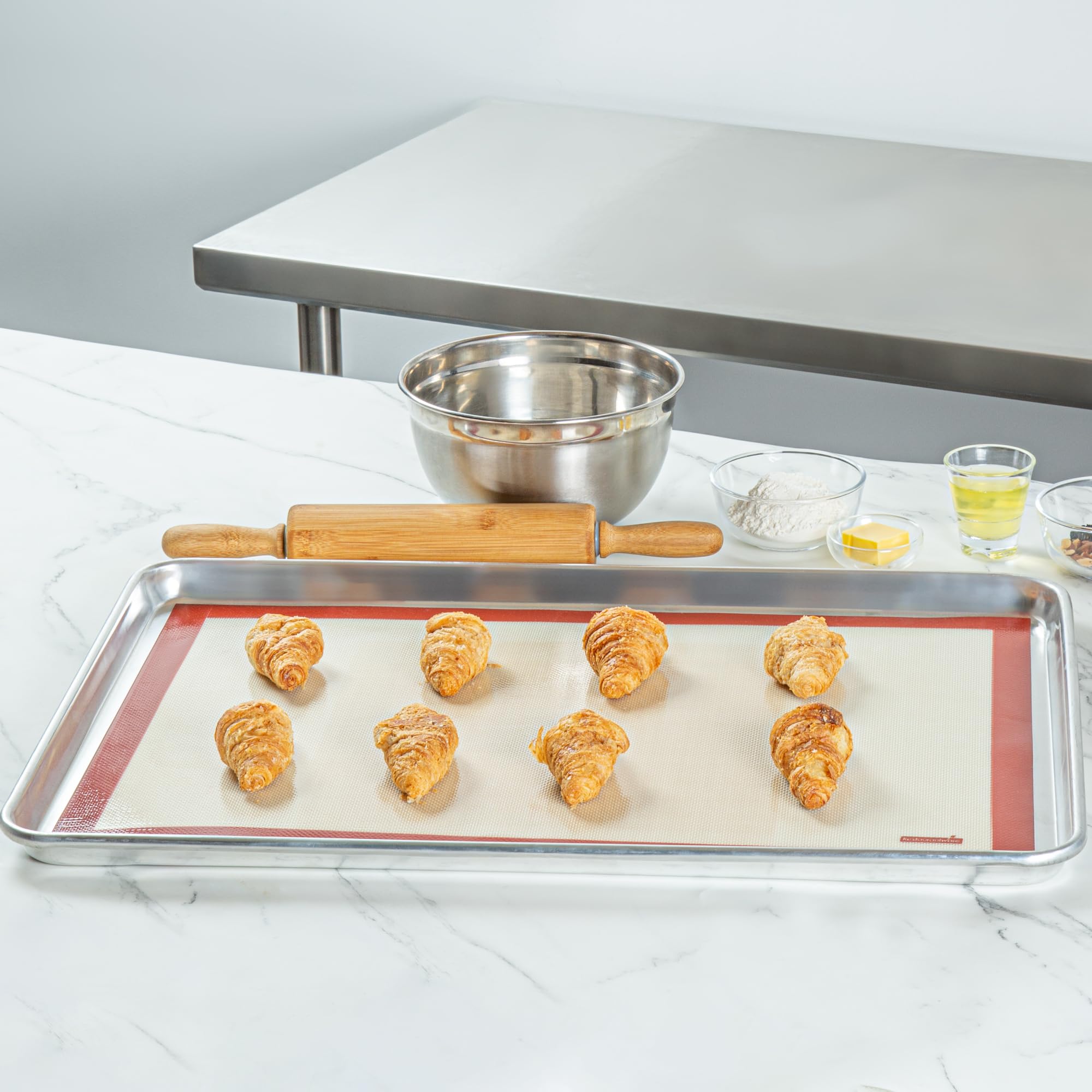 Restaurantware Backmatte aus Silikon, 2 Stück, Pastry Tek 60 x 40 cm, volle Größe, antihaftbeschichtet, schmutzabweisend, wiederverwendbar, ultra-langlebig, hellbraun und rot, einheitliches Backen für