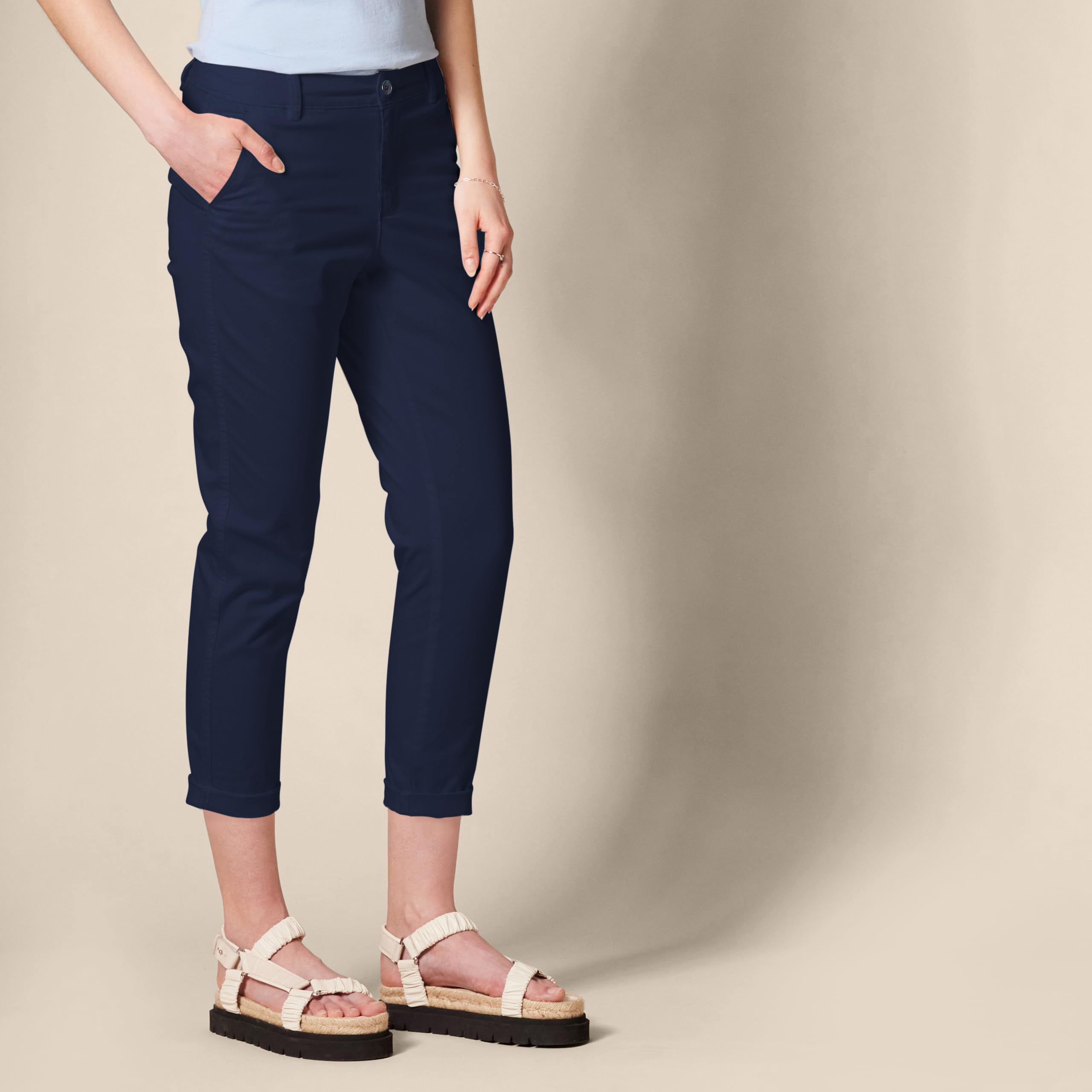 Amazon Essentials Pantalon Chino Court et Extensible, Taille Mi-Haute, Coupe Cintrée et Jambes Fuselées (Disponible en Grandes Tailles) Femme