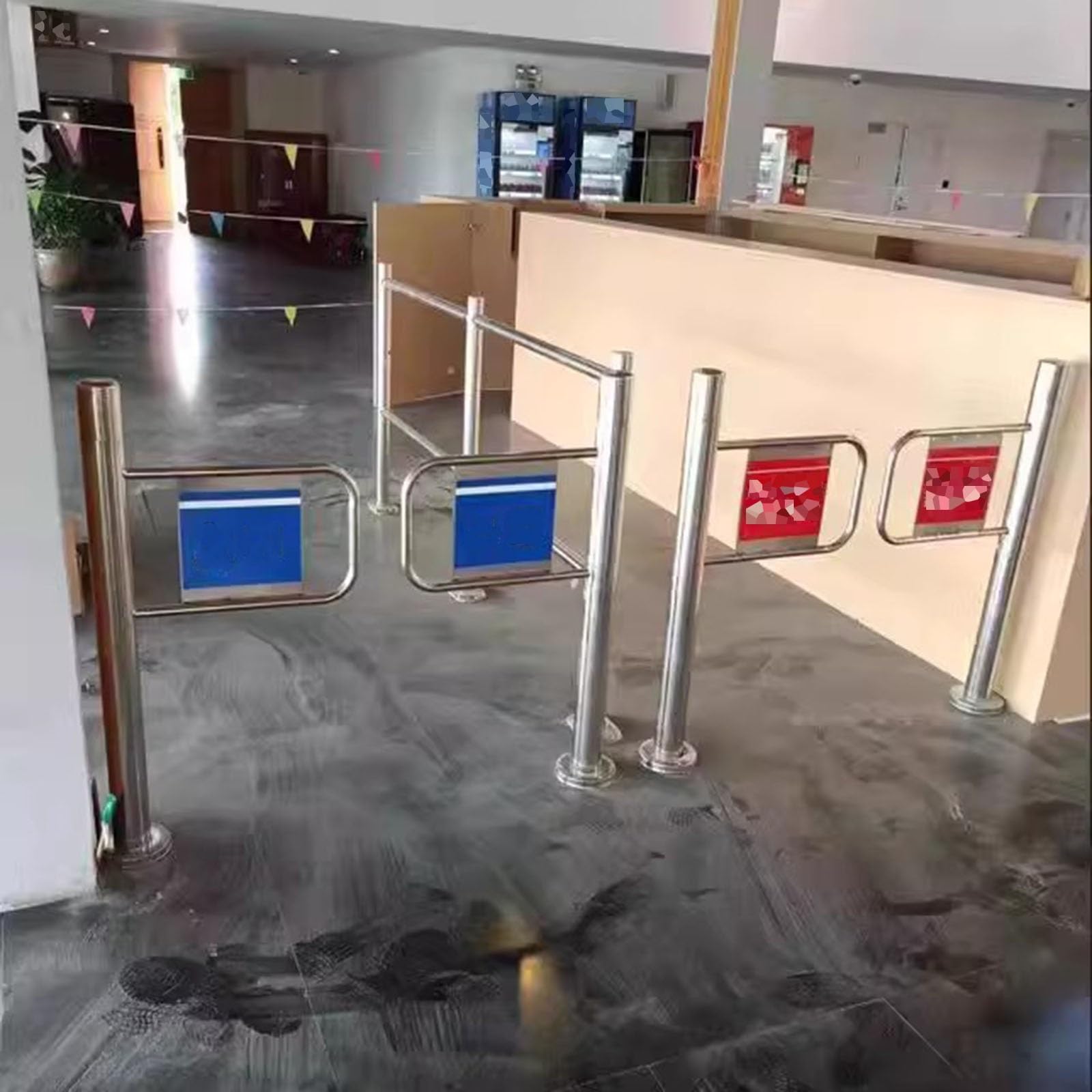 Puerta de seguridad automática oscilante, apertura de 90° con mecanismo de resorte para un acceso seguro de peatones en almacenes, bibliotecas y tiendas