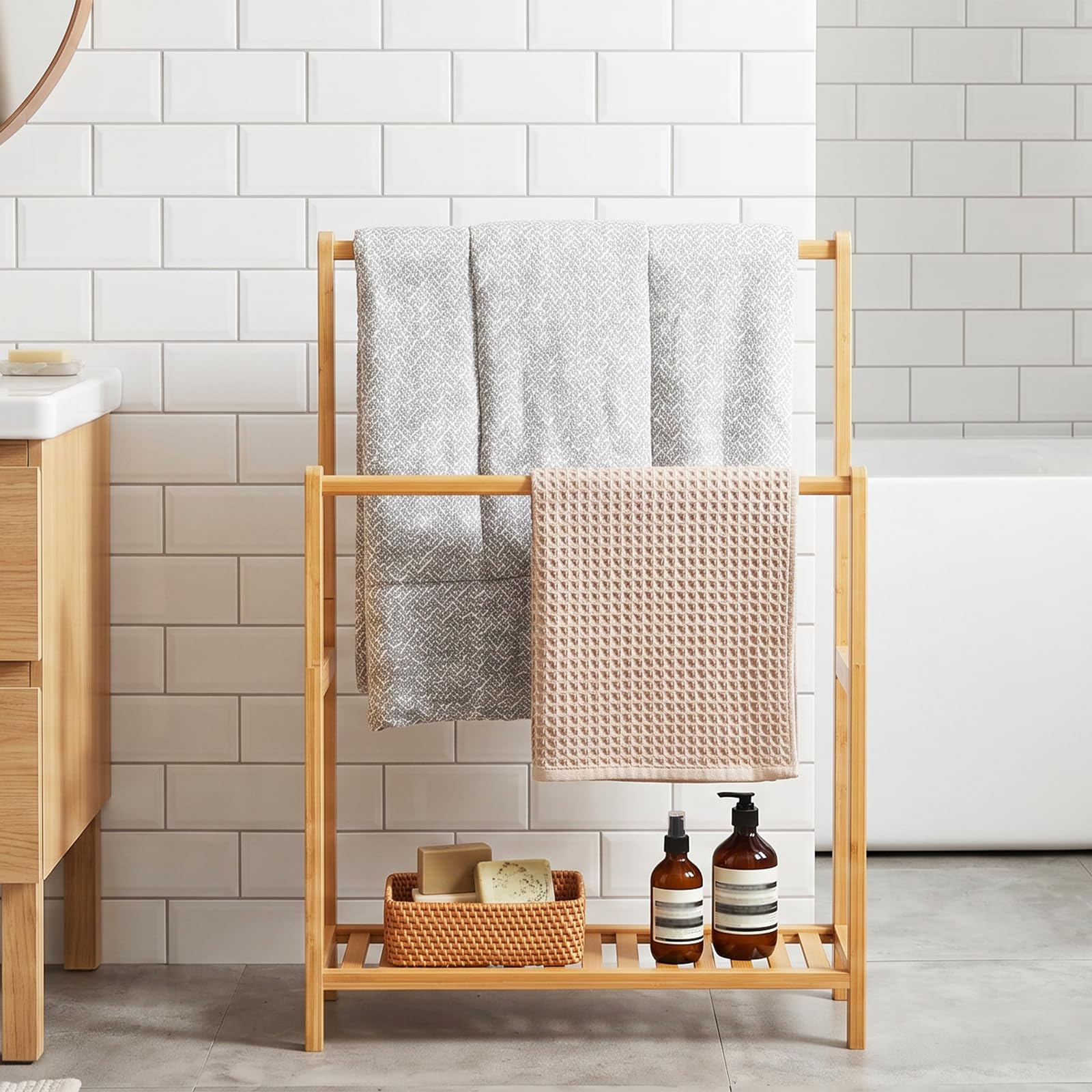 HOOBRO Porte-Serviettes de Salle de Bain sur Pied, Étagère Échelle à 2 Niveaux en Bambou, Présentoir à Couverture avec Étagère de Rangement, pour Chambre, Salon, Bambou Naturel EYL17LB01