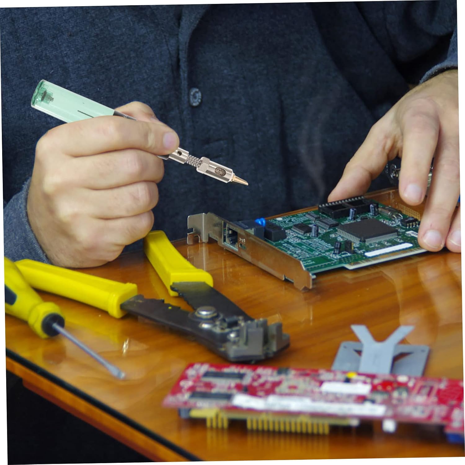 Butane Soldering Iron Kit Cordless Gas Welding Tool for Electronics and Vehicle Repair Tips Compact Design Includes Pen-shaped Torch for Versatile Applications