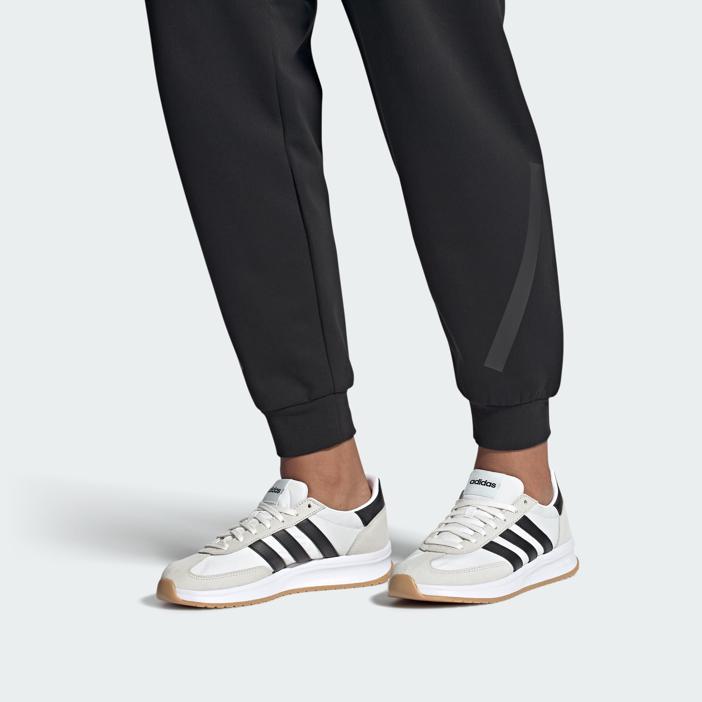 Detalle de la construcción y materiales de las zapatillas Adidas Run 70S 2.0.