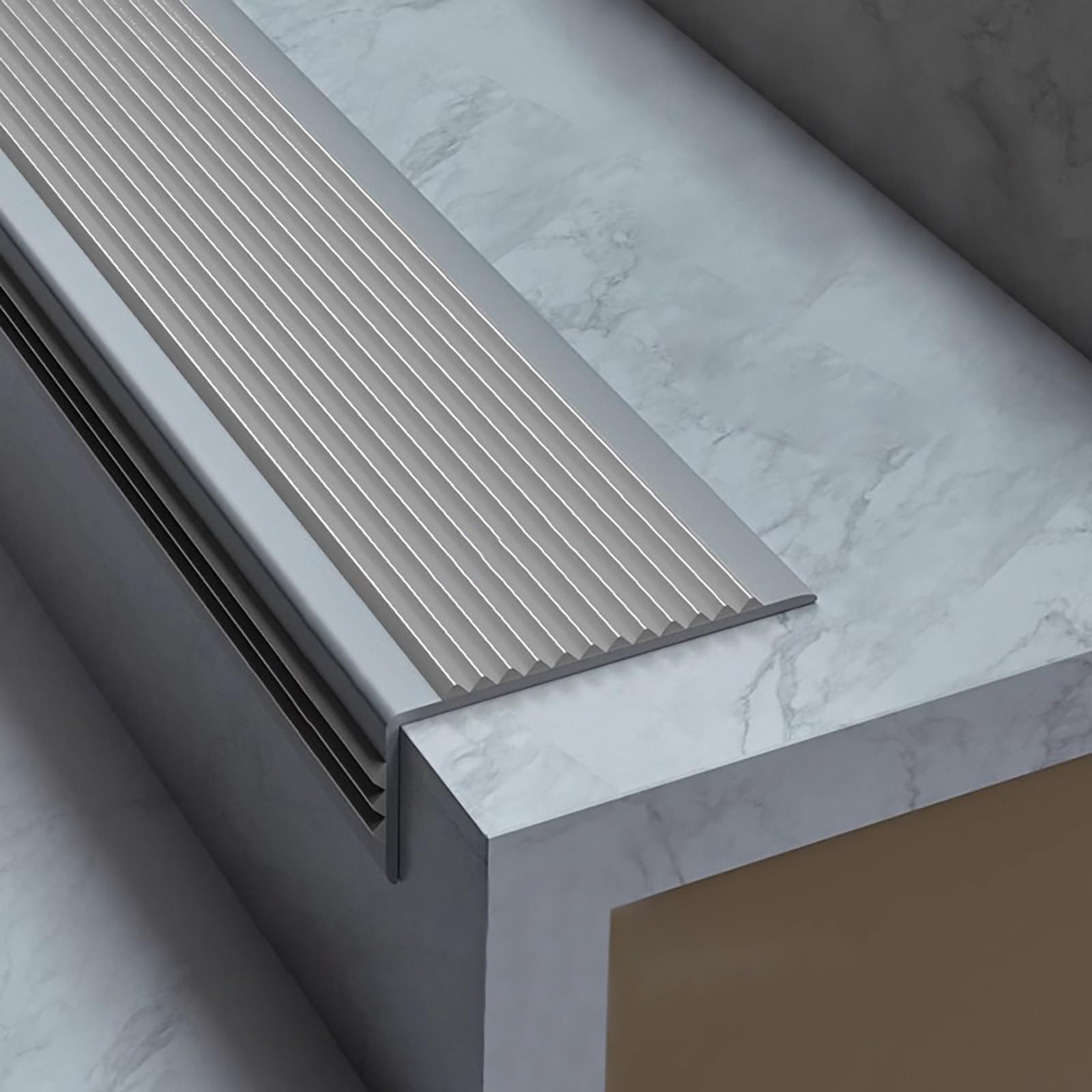 Bandes d'escalier antidérapantes en PVC gris pour sécuriser les marches