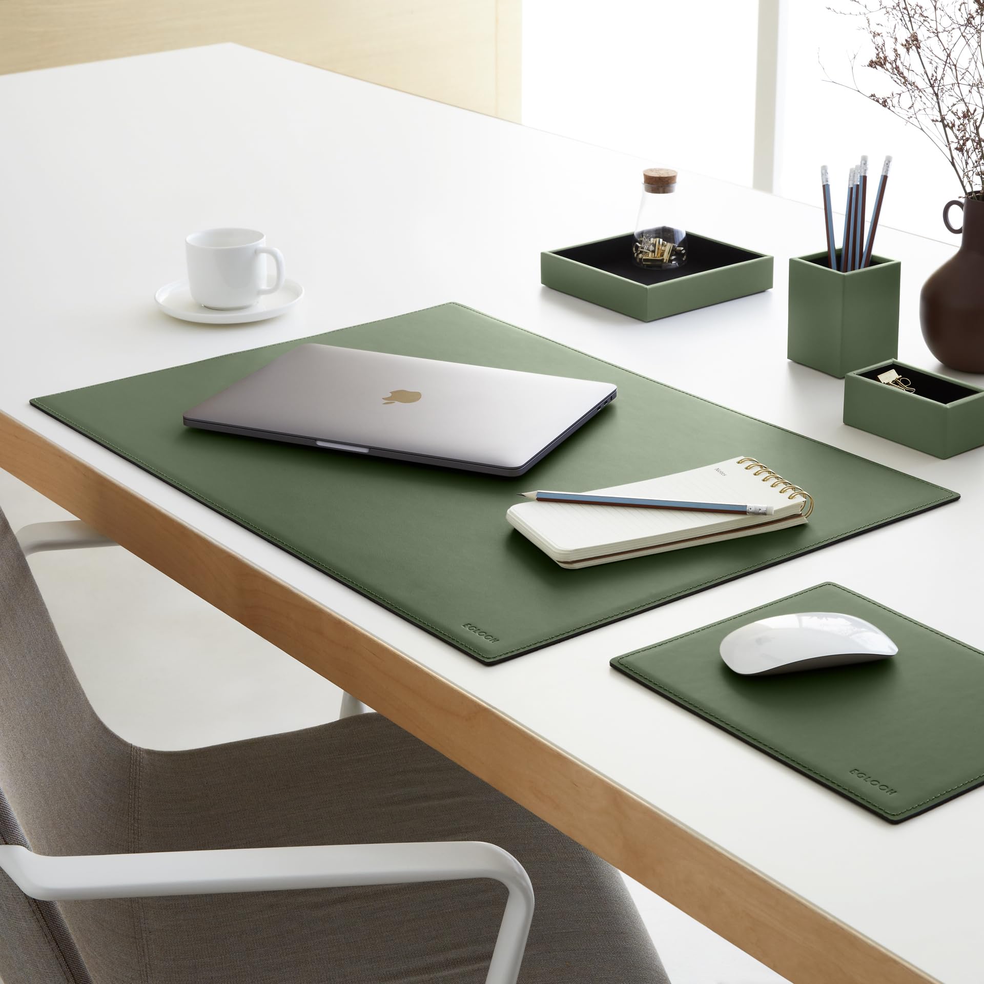 Eglooh - Minerva - Set Scrivania in Cuoio Verde - Set Accessori Ufficio Formato da 4 Pezzi: Svuotatasche, Portapenne, Porta Documenti, Porta Biglietti da Visita - Made in Italy