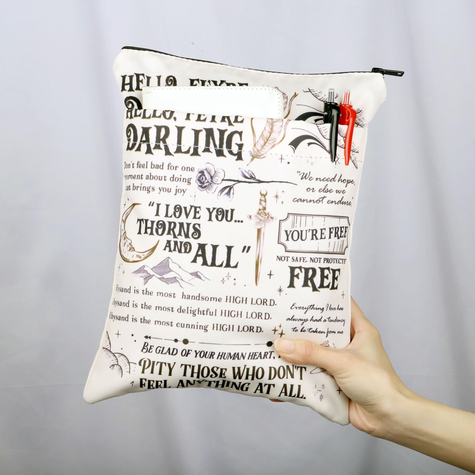 Acotar / SJM Fan-Buchhülle Mit Dornen & Rosen – Motiv „Hello Feyre Darling“ – Wasserdicht, Mit Reißverschluss & Fronttasche – Ca. 23x29 Cm