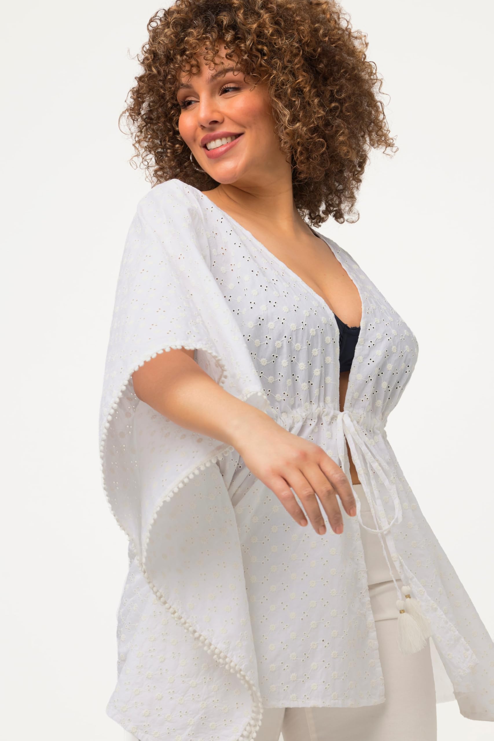 Ulla Popken Femme Grandes Tailles Blouse Style Kimono Oversized à Manches 3/4. Dentelle ajourée et Pompons. 816758