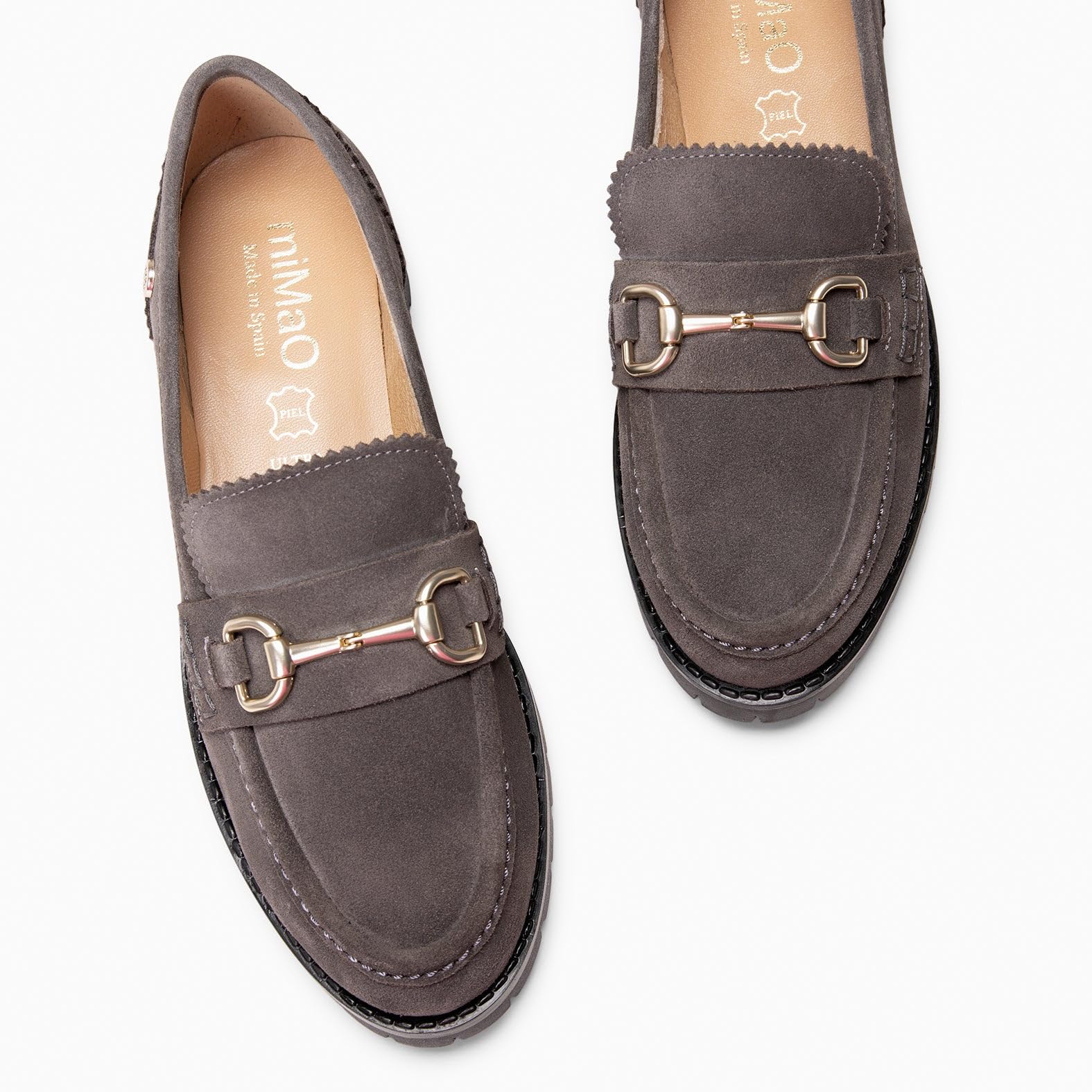 miMaO. Mocasines cómodos de Mujer con Detalle Dorado y Piso Track. Plantilla de Gel. Zapatos de Piel Hechos en España