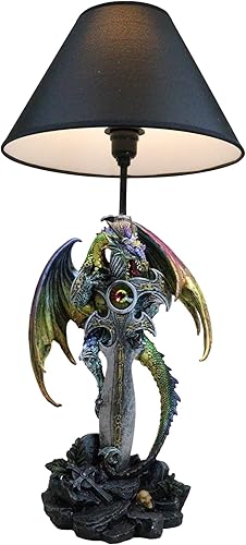 Ebros Gift Dragón verde metálico con rayas doradas que agarran la espada Excalibur con cristal en el cementerio, lámpara de escritorio escultórica,