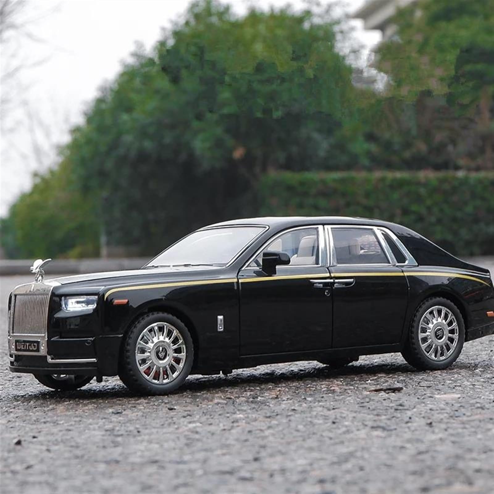 Display Cars 1/18 for Rolls Royce Phantom Alloy Luxy Car Model Diecast Vehicles Metal Car Model Collection Souvenirs Collection or Gift(Black with Silvery)