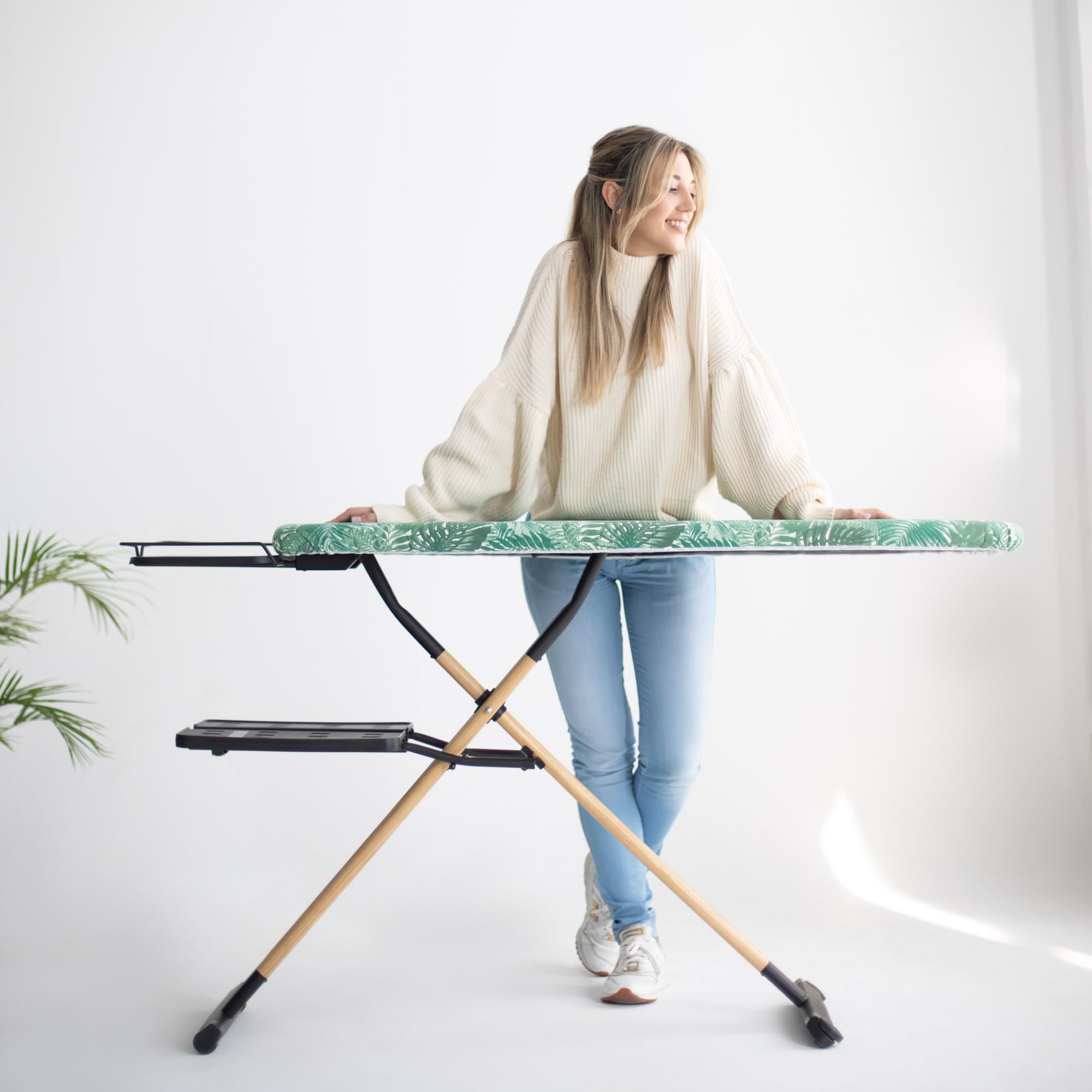 Tabla de Planchar GoldWoodVIP- 130x47 cm XXL, Madera Natural y Aluminio, Altura Regulable 98 cm, Estable, Ligera y Resistente, Ruedas, Soporte centro planchado + Bandeja para ropa, Fabricada en Europa