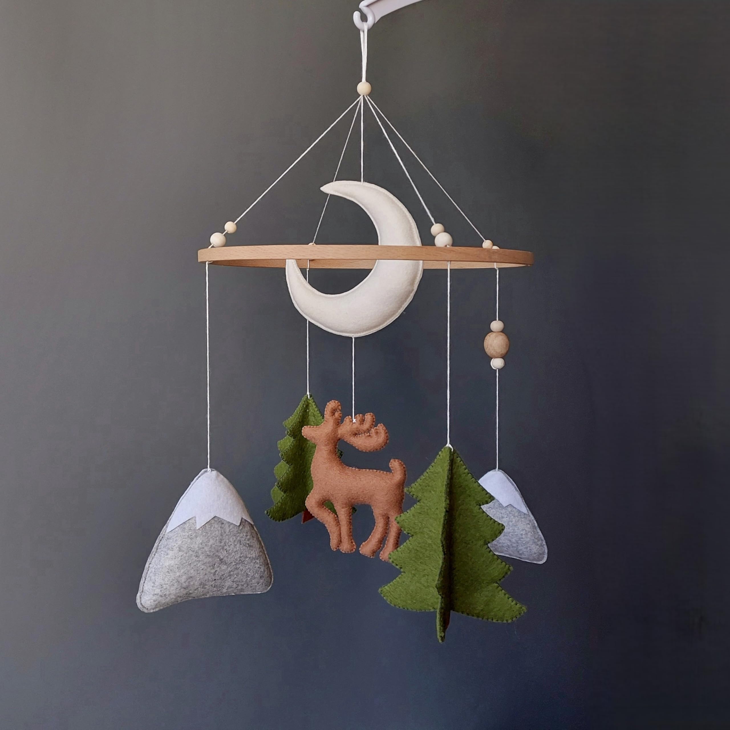 Baby Mobile geschlechtsneutral - Waldtiere mit Hirsch, Tannen und Bergen - Handgemachtes Kinderbett Mobile im Waldstil - Deko für Babyzimmer Jungen & Mädchen