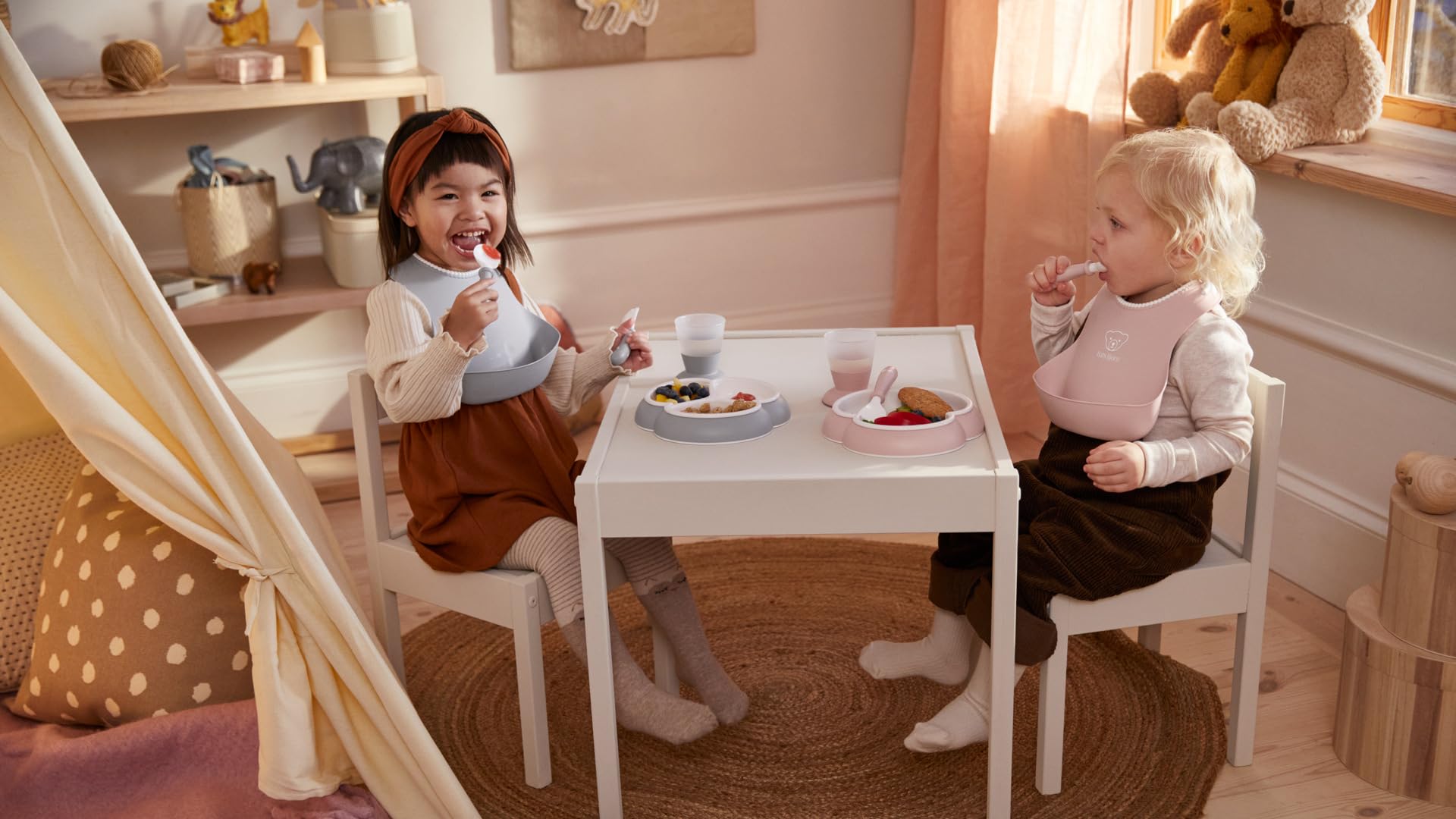 Bundle of BabyBjörn Coffret Repas Bébé lot de 5, Rose pastel + Rehausseur de Chaise, Blanc