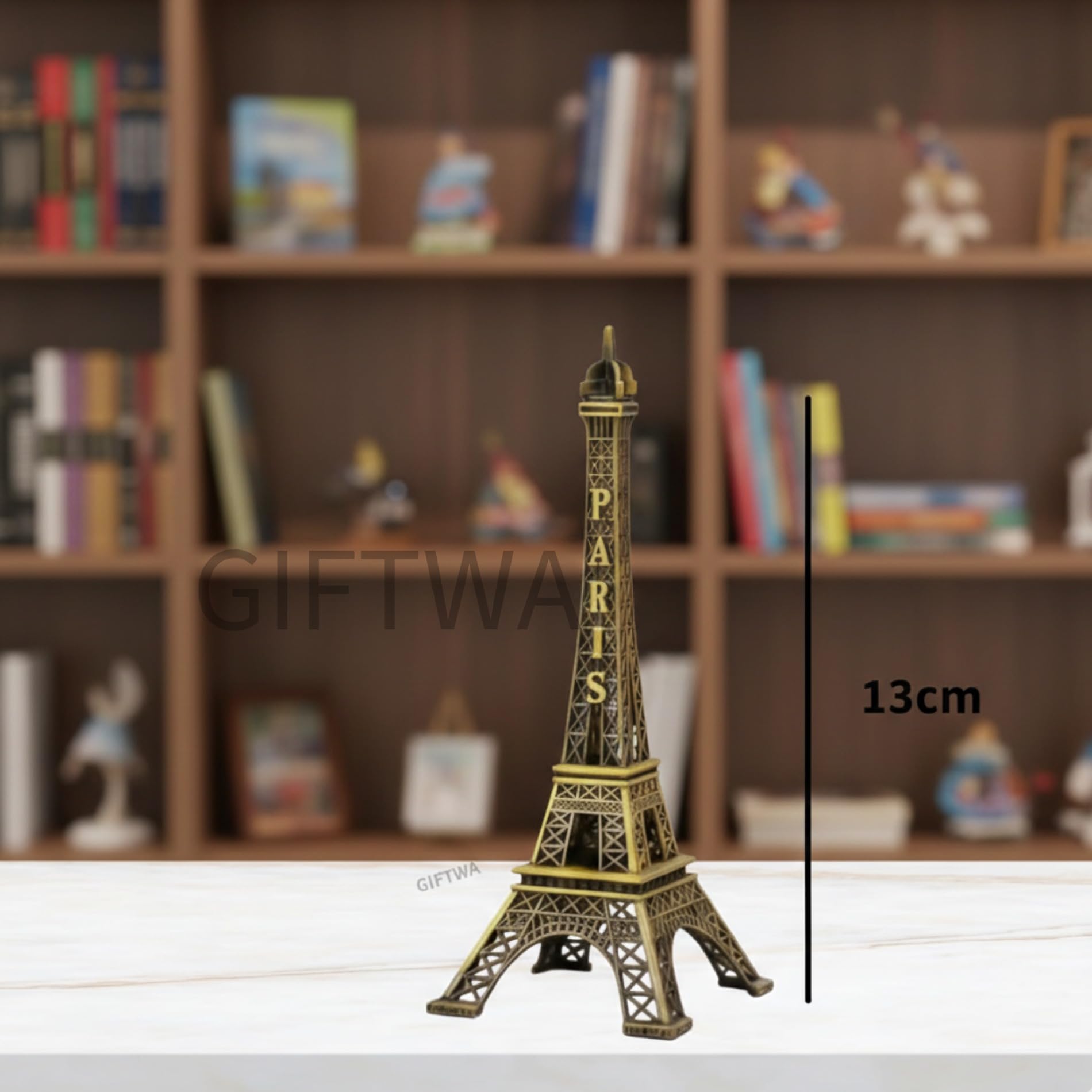 Statue of Liberty and Eiffel Tower in Paris. Statue de la liberté et Tour Eiffel