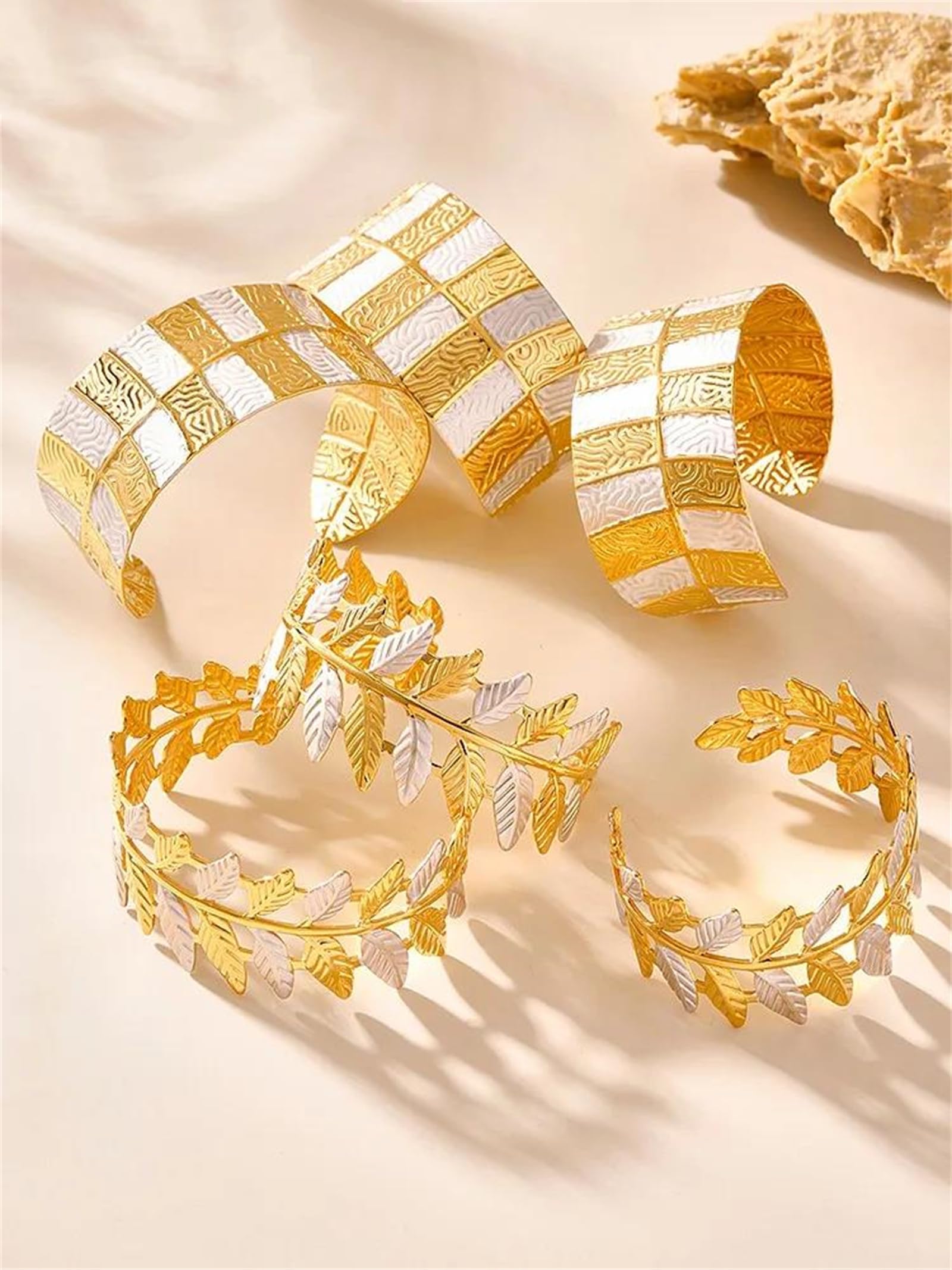 LLXYWJ Zweifarbiges, blattförmiges Edelstahl-Manschettenarmband für Damen mit 18-Karat-Vergoldung. EIN wasserfester, Nicht anlaufender Armreif für einen trendigen Stil