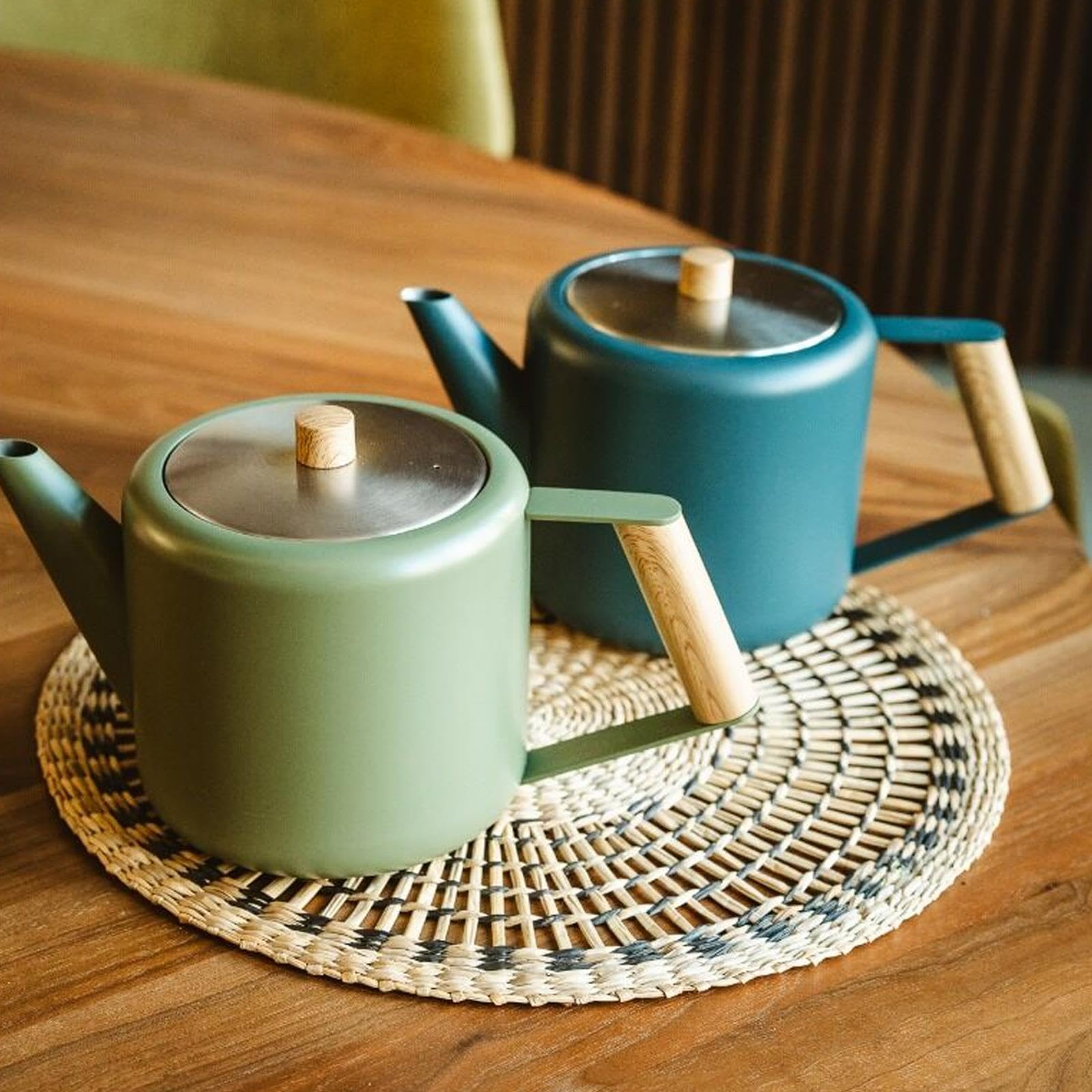 Bredemeijer blaue doppelwandige Teekanne 1.1 Liter aus Edelstahl - große isolierende Edelstahlkanne mit Teefilter-Sieb-Aufsatz & braunem Holzuntersetzer