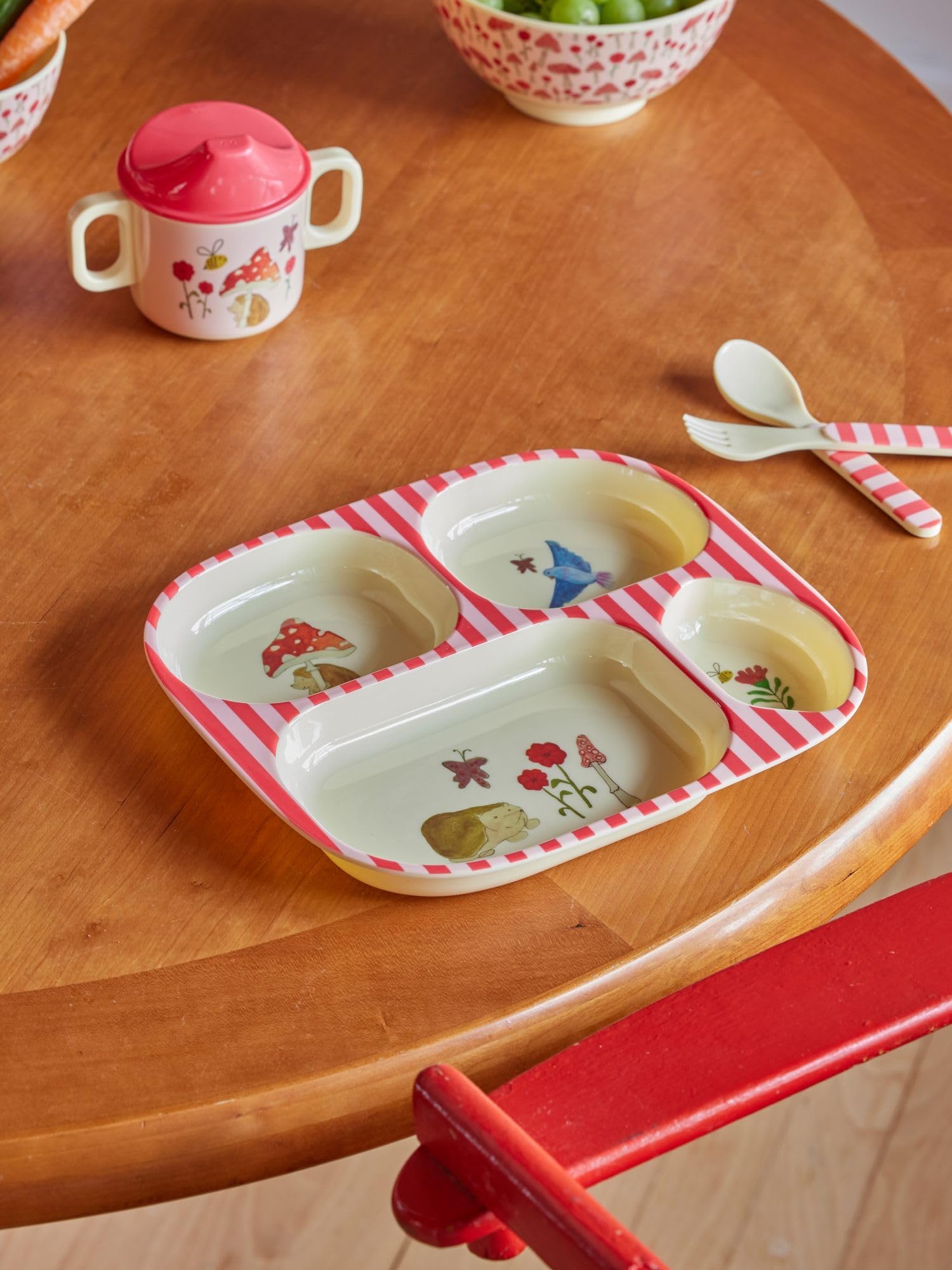 Rice Baby Geschirrset Geschenkbox - Teller mit 4er-Einteilung, Trinkbecher mit Henkeln, Besteck (Löffel und Gabel) - pink - Happy Forest Print, Melamin BPA-Frei