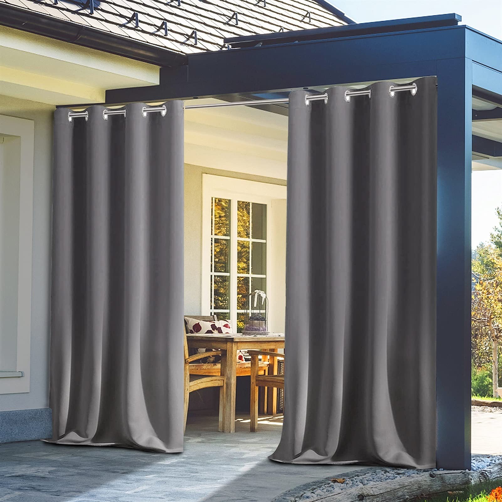 Rideaux occultants pour pergola et terrasse afin de créer un salon de jardin ombragé