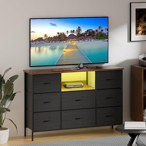 VASICAR Cómoda Negra con Luces LED y Tomas de Corriente, Soporte de TV Cómoda con 8 Cajones para TV de 55", Cajonera de Tela para Dormitorio, Sala