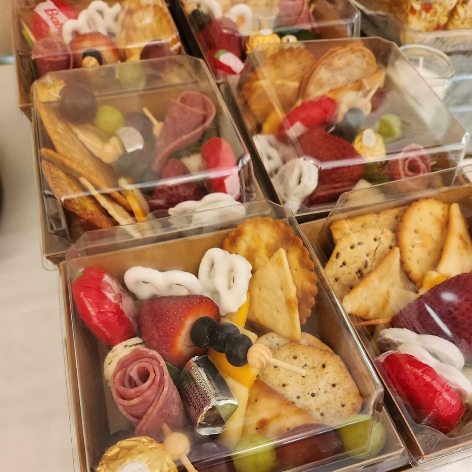 100 cajas cuadradas de papel kraft para tartas de 13,5 x 12,5 x 6 cm, con tapas transparentes de plástico, cajas de postre marrones para cupcakes, sándwiches, galletas
