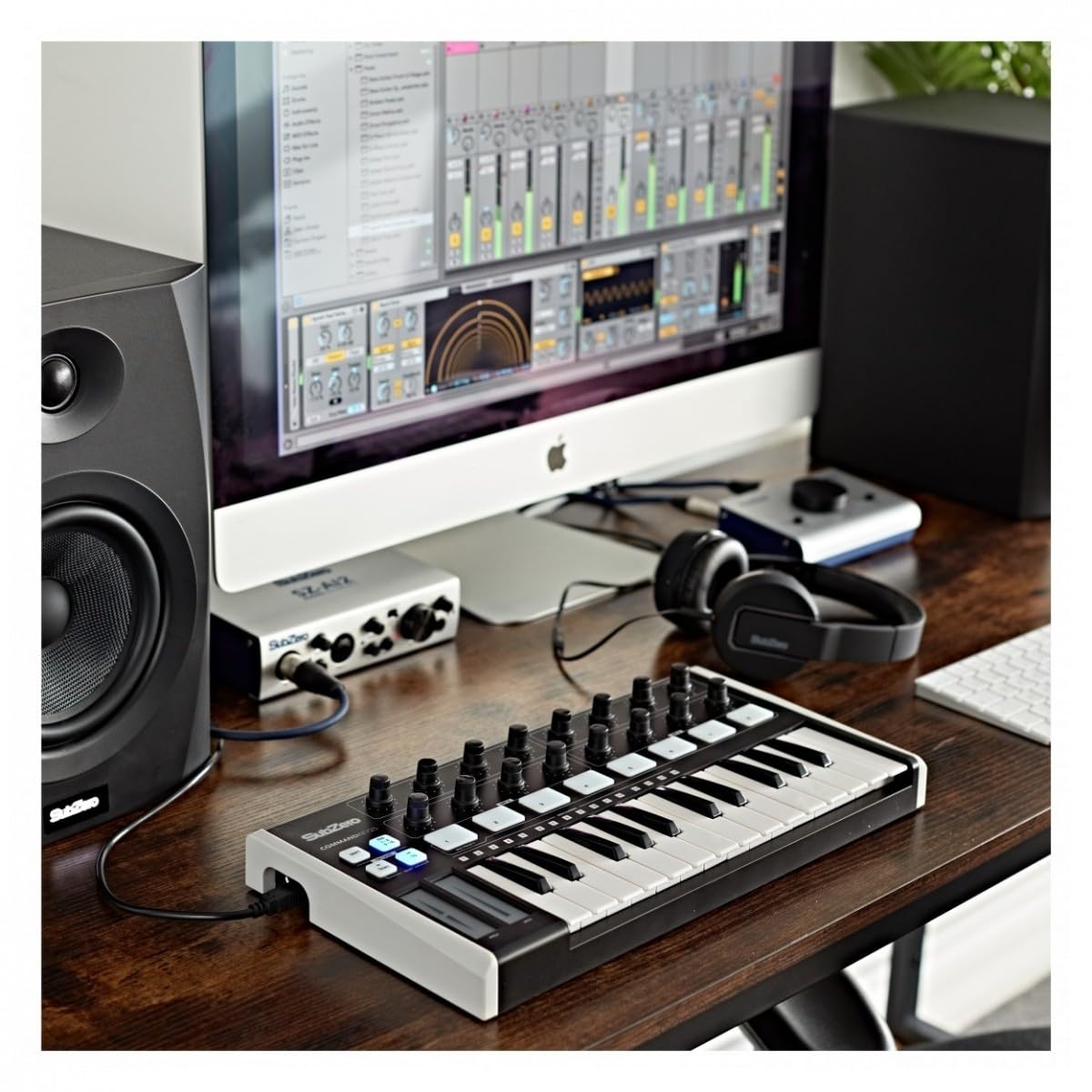 Teclado controlador MIDI de 25 teclas SubZero CommandKey25 | 25 Teclas Finas Sensibles a la Velocidad, Pads Perillas y Bandas Táctiles Asignables, Chasis Compacto 37cm