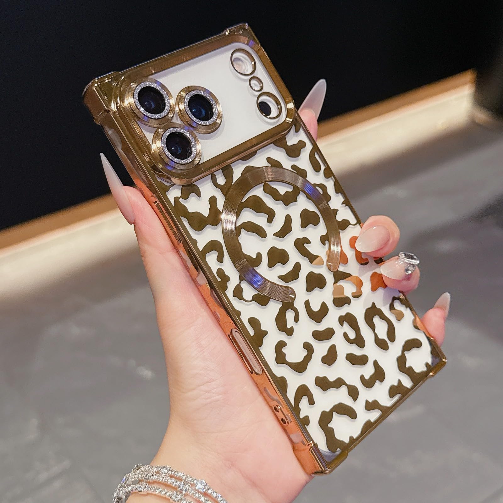 Coque iPhone 17 Pro transparente et rigide couleur or motif léopard chic - 6