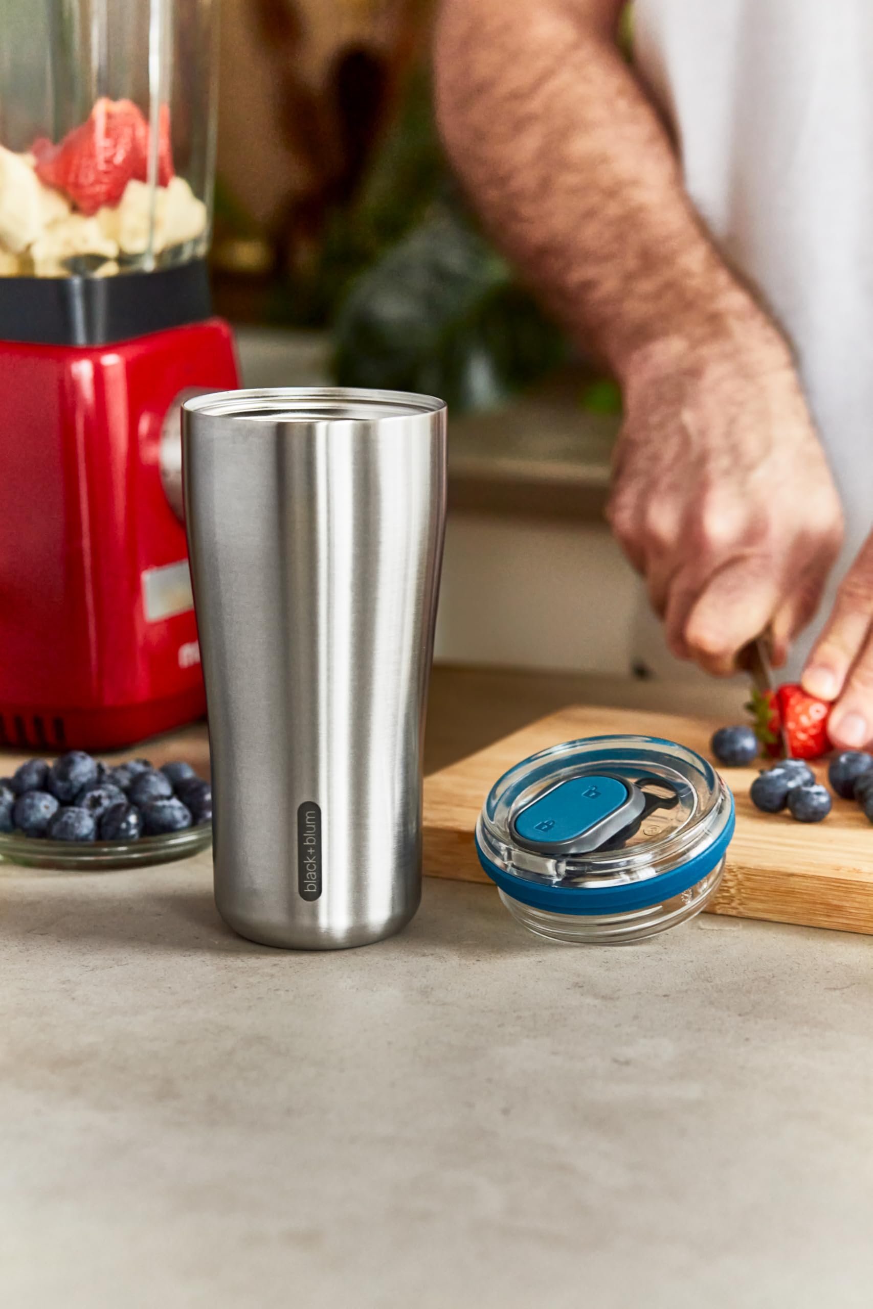 BLACK + BLUM Travel Tumbler 600 ml | Ozean | Isolierter Becher to go | Auslaufsicherer Kaffeebecher to go aus Edelstahl | 5h heiß & 8h kalt | Thermobecher spülmaschinenfest für jedes Getränk | Vakuumisoliert, 18/8 Edelstahl, Verriegelbarer Deckel, Einhand