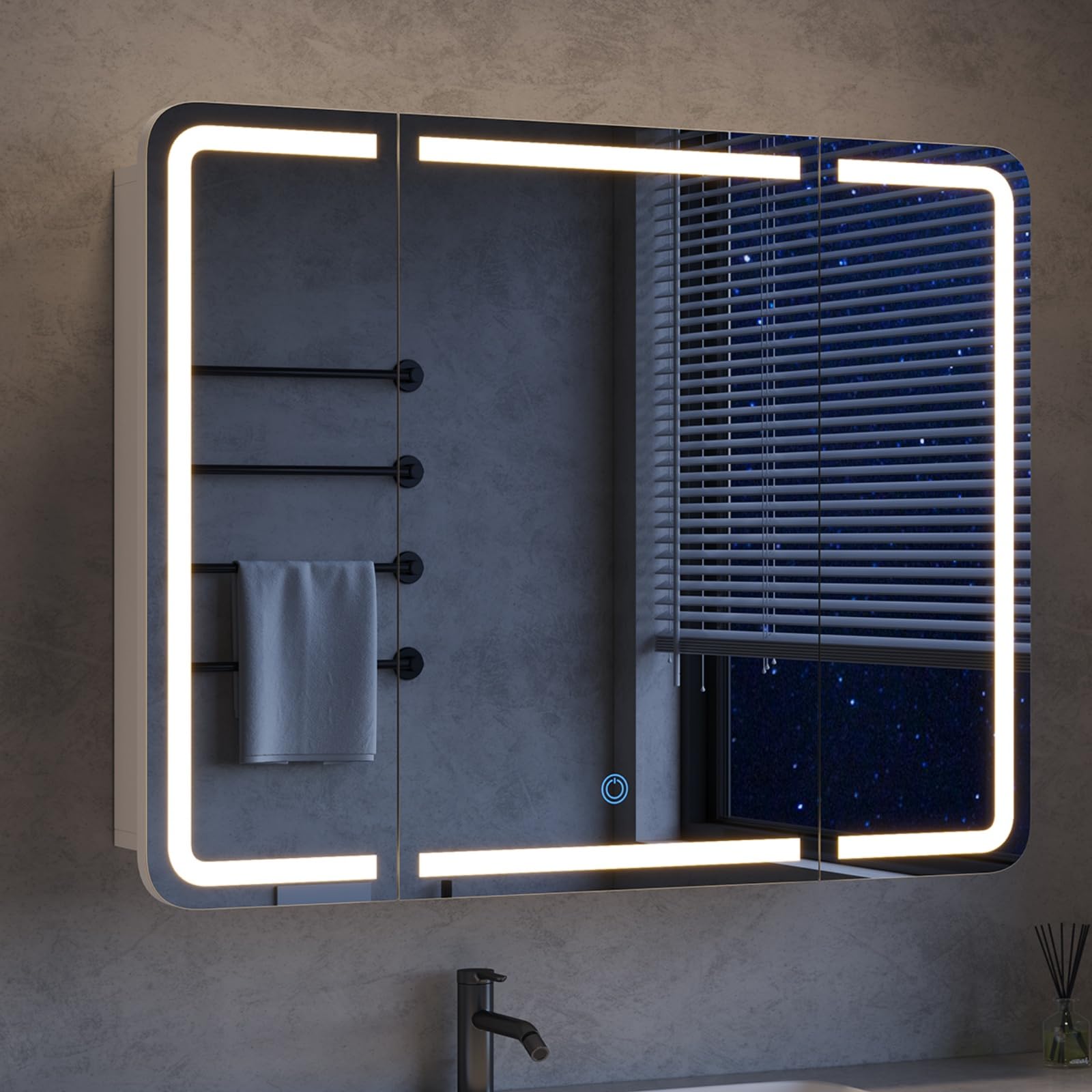 3-türiger Spiegelschrank Bad mit 360° Rundumsicht – 80 cm breit, +5 cm Überstand, LED Touch-Sensor, 3 Lichtfarben, dimmbar & integrierte Ladestation (2 USB + 2 Steckdosen)