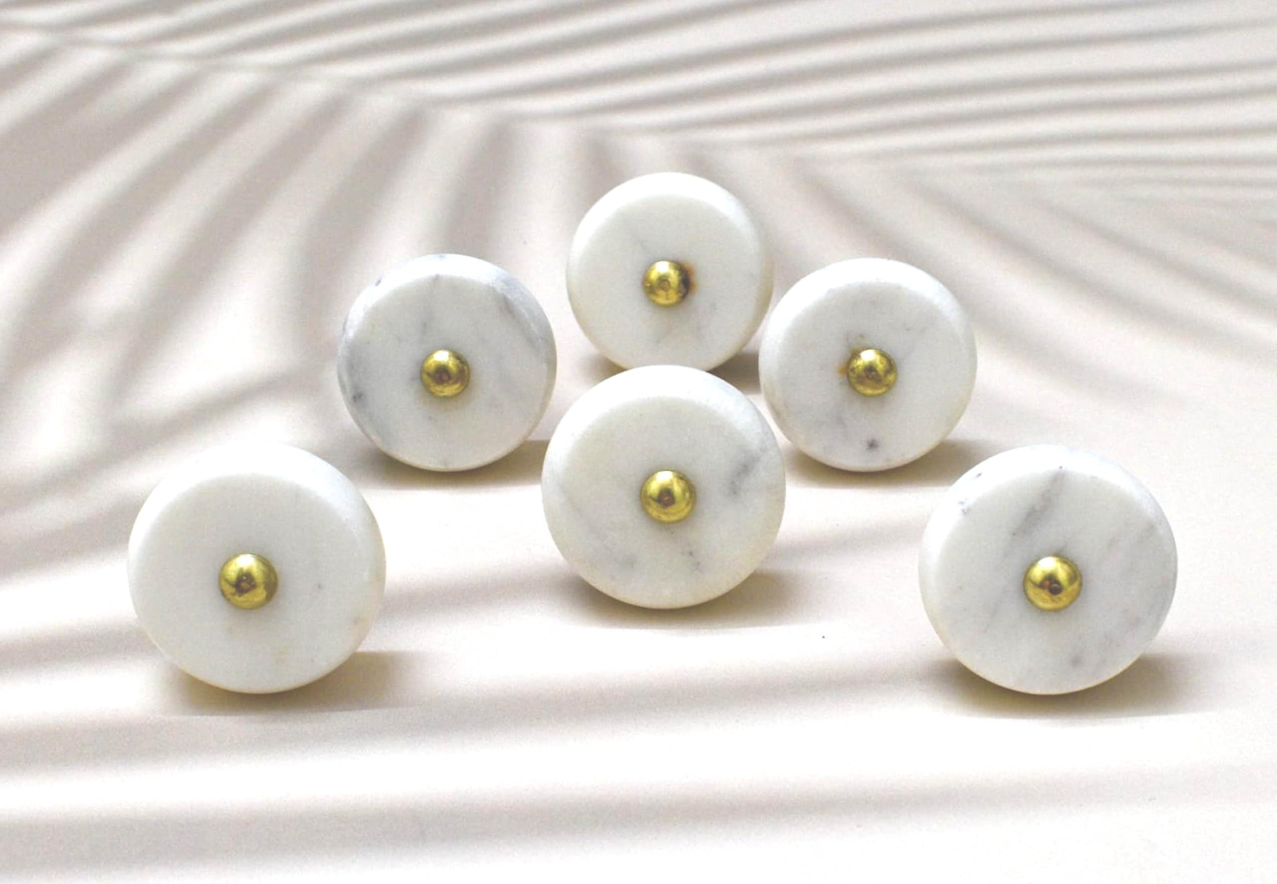 ARTISNO Runder Stein Messing Knauf | Zuggriff | Schubladenknauf | Möbelknopf | Schrankknopf | Gold | Naturstein | Messinggriff (White) set of 6