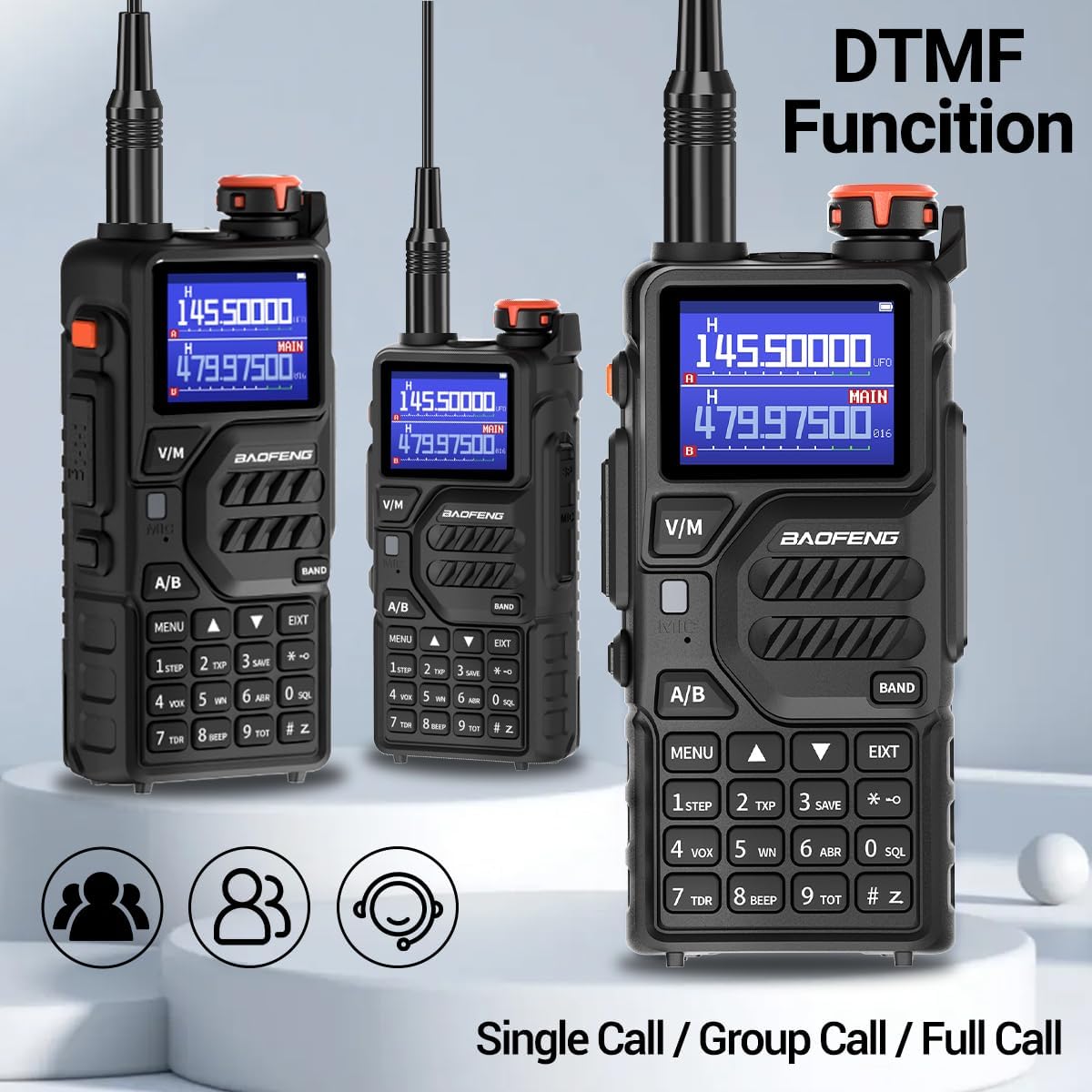 Tres ràdios BAOFENG K5 Plus que demostren la funció DTMF per a trucades individuals, trucades de grup i trucades completes.