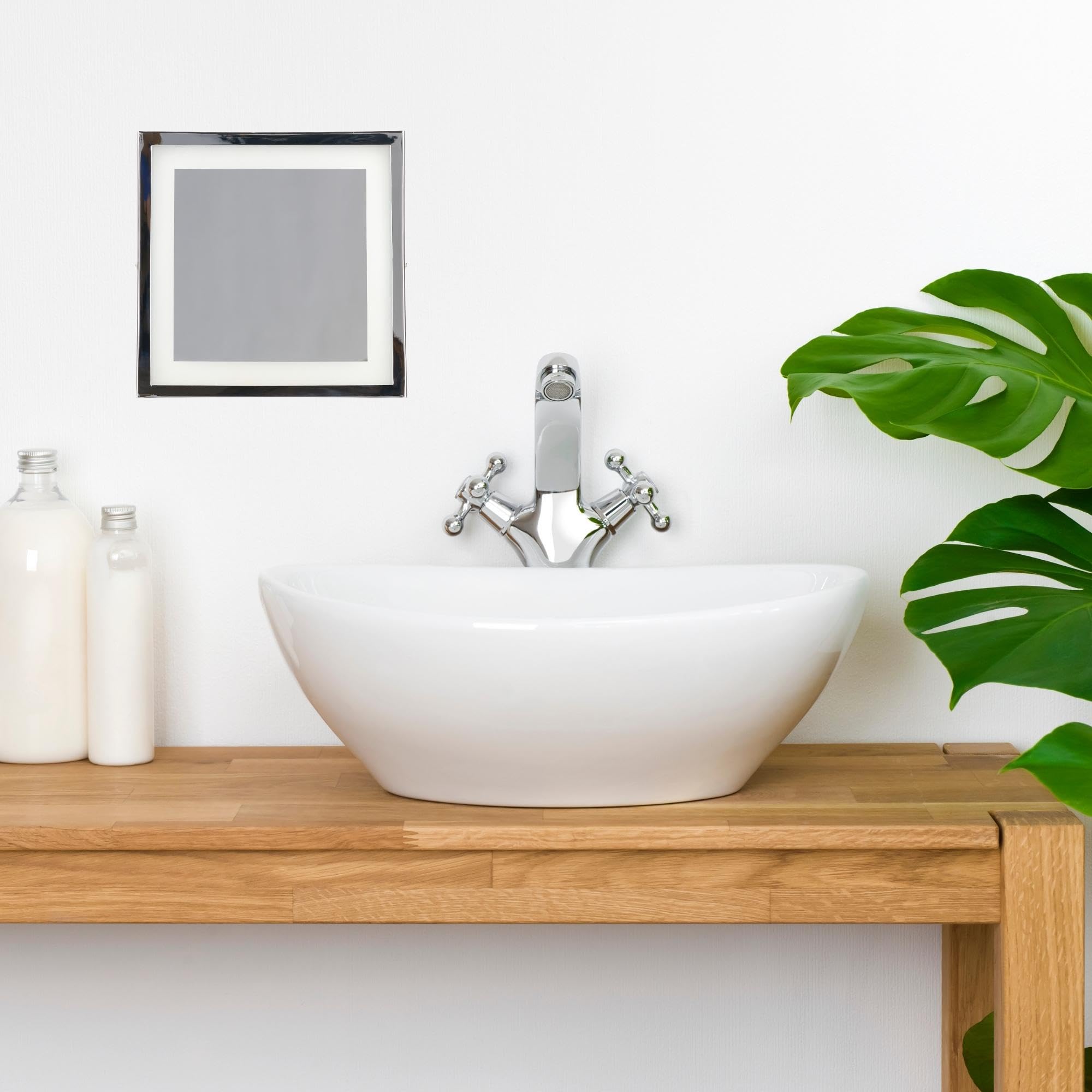LEDS·C4 Espejo de Aumento con Luz LED para Maquillaje, Retroiluminado, Brazo Extendible y Ajustable, Ideal para Baño, Acabado en Cromo, Iluminación Precisa y Elegante