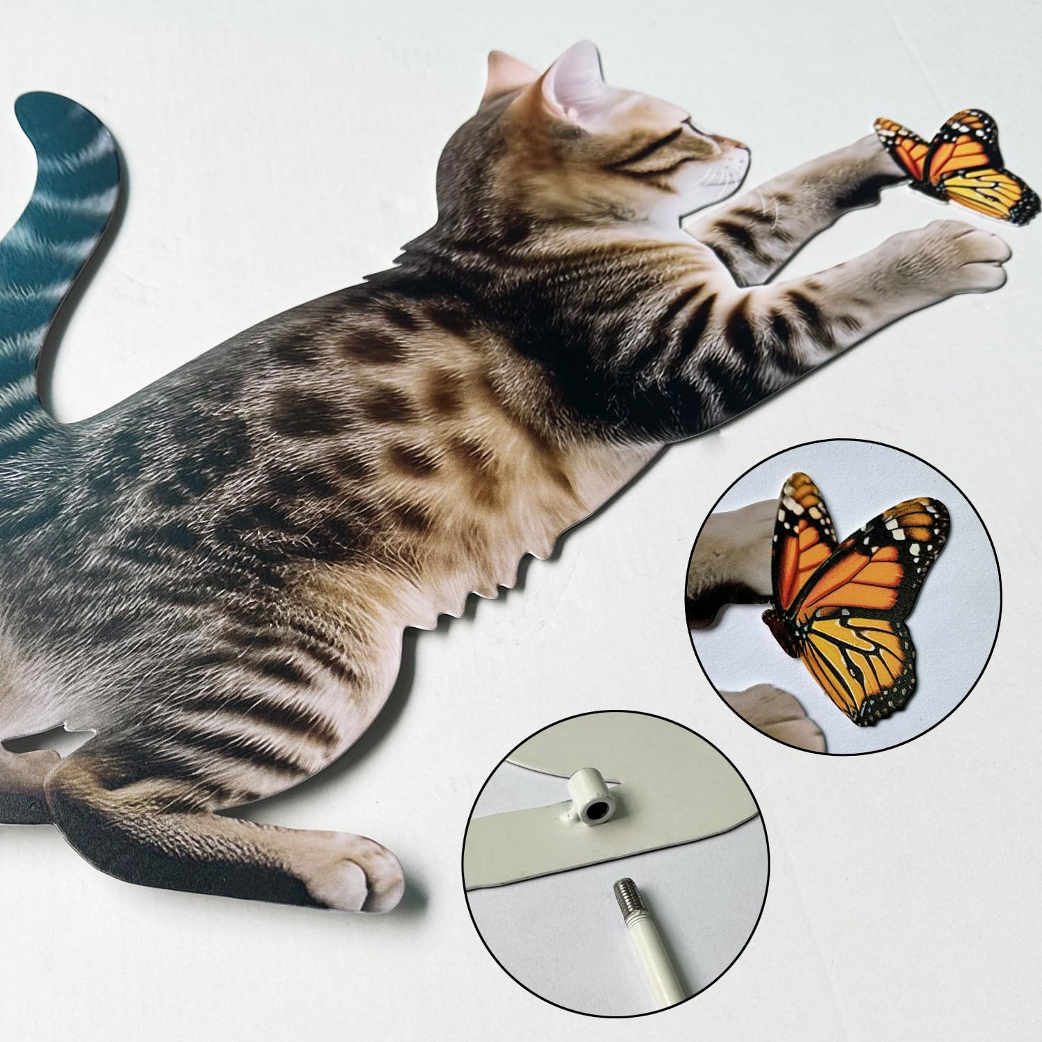 Set mit 2 realistischen Katzenpfähle aus Metall, Gartenstecker, Dekoration, niedliche Katzen, die mit Schmetterlingen spielen, Hofkunst, Outdoor, Garten, Rasen, Weg, Terrasse, Ornamente
