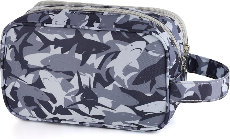 Necessaire Foxstory infantil com estampa de tubarão, fechamento com zíper, Camo Black