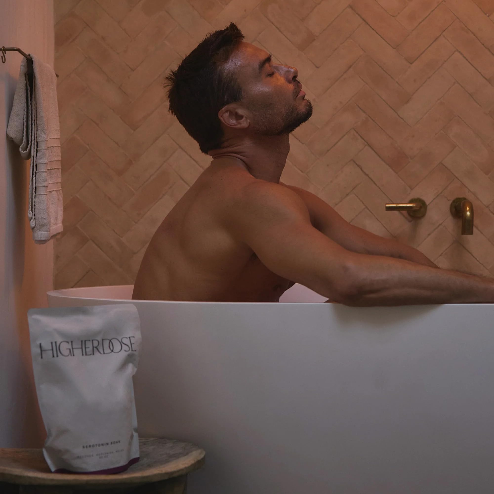 HigherDOSE Trempage au sel de bain à la sérotonine : trempage de bain avec formule à base de magnésium, huiles essentielles et vinaigre de cidre de pomme, soutenez vos niveaux de sérotonine et