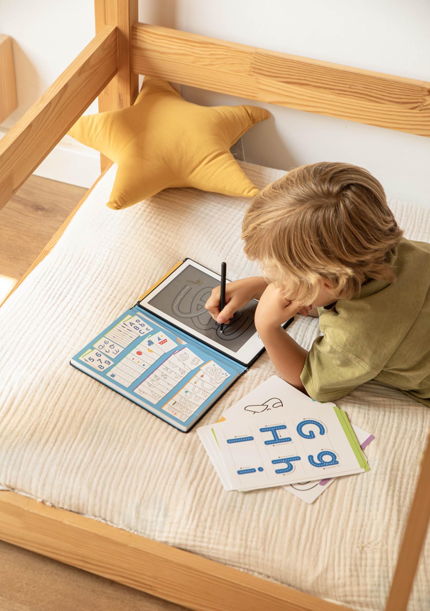 APLI Kids 20142 Draw and Learn LCD-Tafel mit Graphomotorik-Schablonen