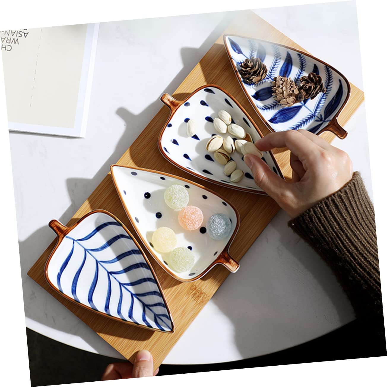 FUNOMOCYA Leaf Shape Snack Dish Stylish Mini Appetizer Plates for Seasoning and Sauces Creative Dinnerware for Home Restaurant and Parties for Desserts and Side