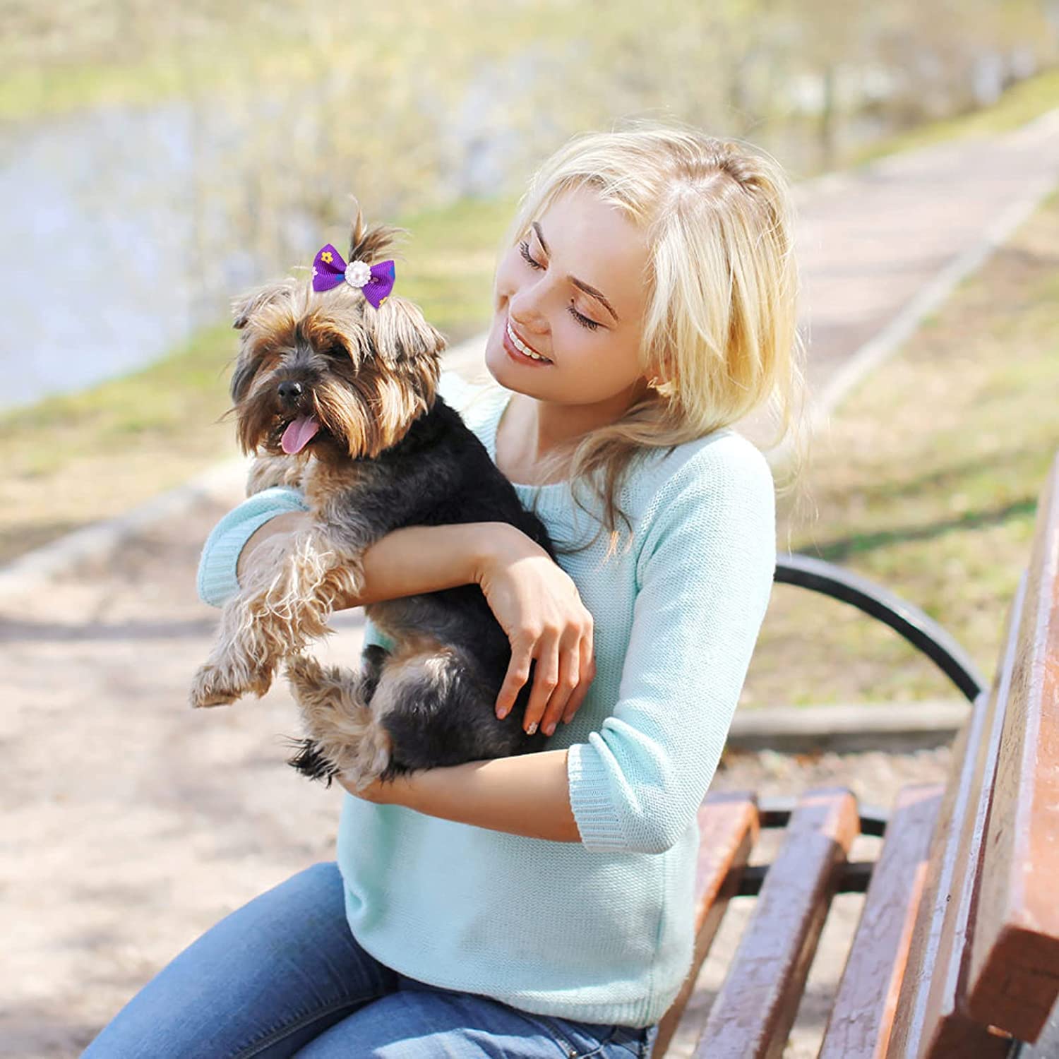 Accessoires pour Cheveux de Chien Arc Coiffe 50 Pièces épingle à Cheveux Animaux Cheveux de Chien Arcs Accessoires avec des Bandes de Caoutchouc pour Petits Chiens, Chats, Couleurs au Hasard