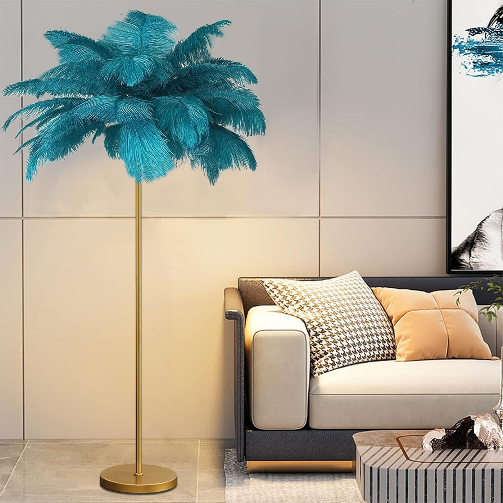 Lampadaire en plumes d'autruche contre la lumière agressive du salon