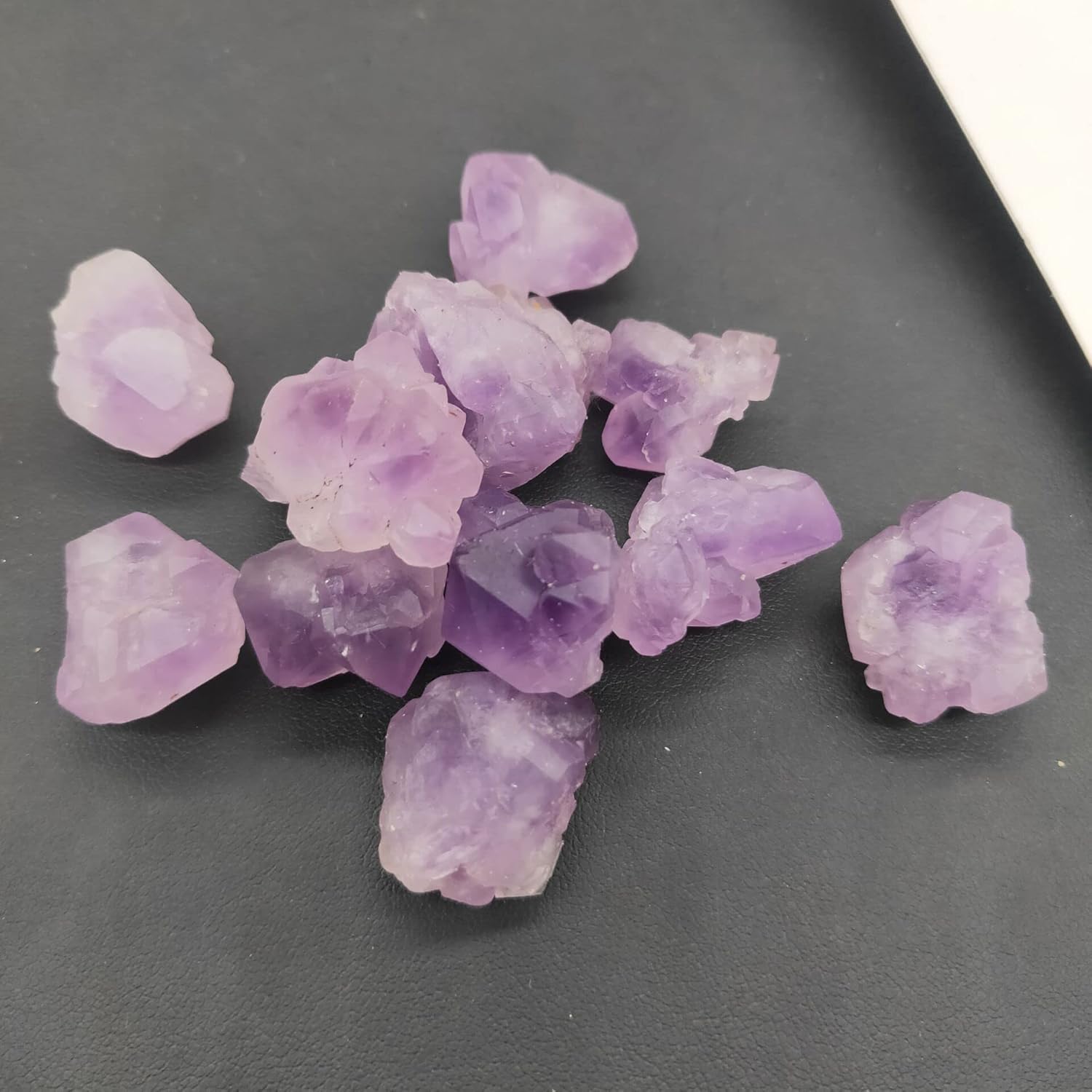 ナチュラルクォーツクリスタル 自然アメジスト天然鉱石クリスタル鉱石修理ヒーリングクリスタルは家の装飾に使用できます 1000g Diy ギフトパープルストーン Size ホームオフィスの装飾 人気新品 Diy ギフトパープルストーン