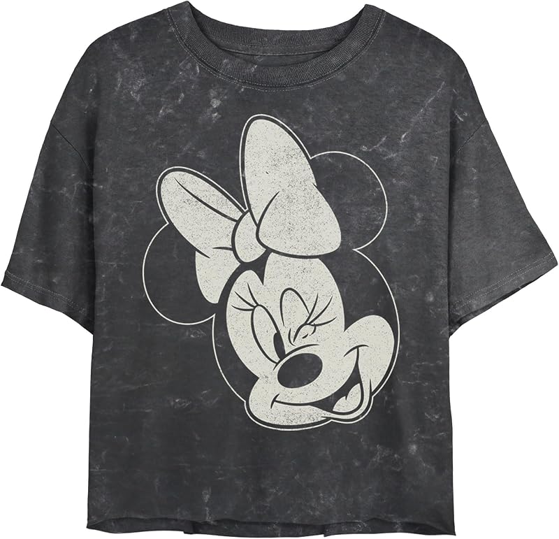 クロップTシャツのカジュアルなコーディネート例