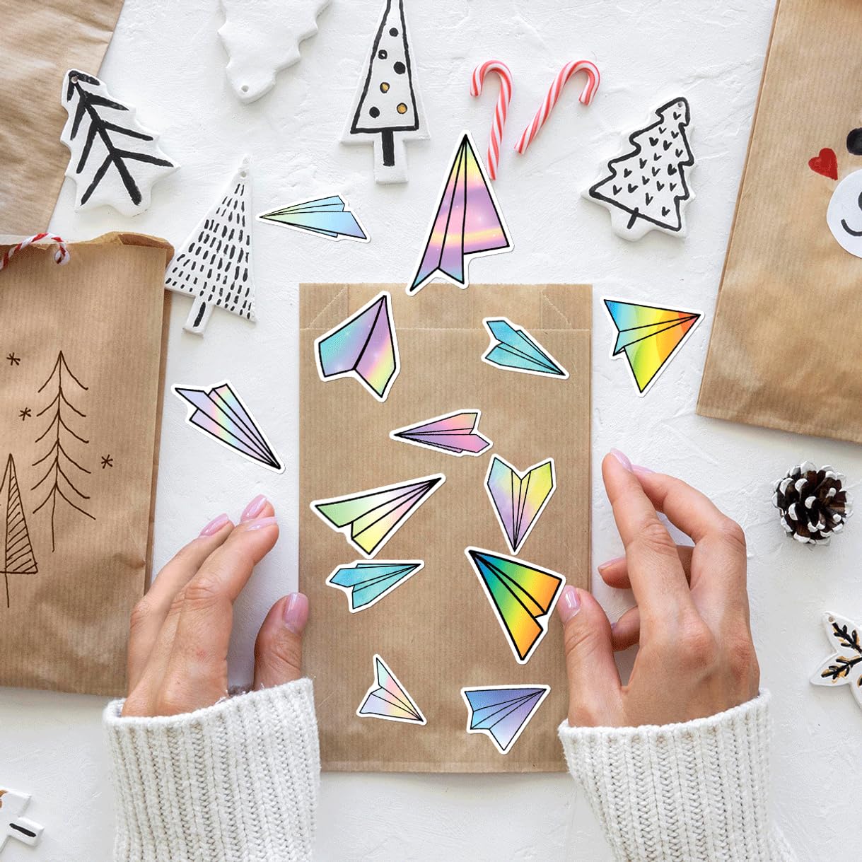 Paquete de 50 calcomanías de vinilo con patrón de avión de papel holográfico colorido para portátiles, botellas de agua, monopatines, cuadernos, niños, adolescentes, estudiantes, coleccionistas, 50
