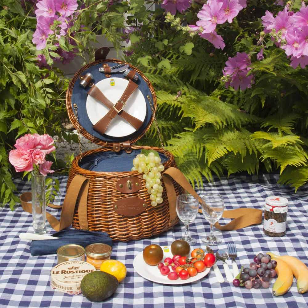Les Jardins de la Comtesse - Piccolo Cestino da Picnic Rotondo Tuileries - Completo per 2 Persone - Vano Isotermico Fisso - Piatti in Ceramica/Bicchieri da Vino in Vetro -Tessuto Blu - 33 x 33 x 24 cm