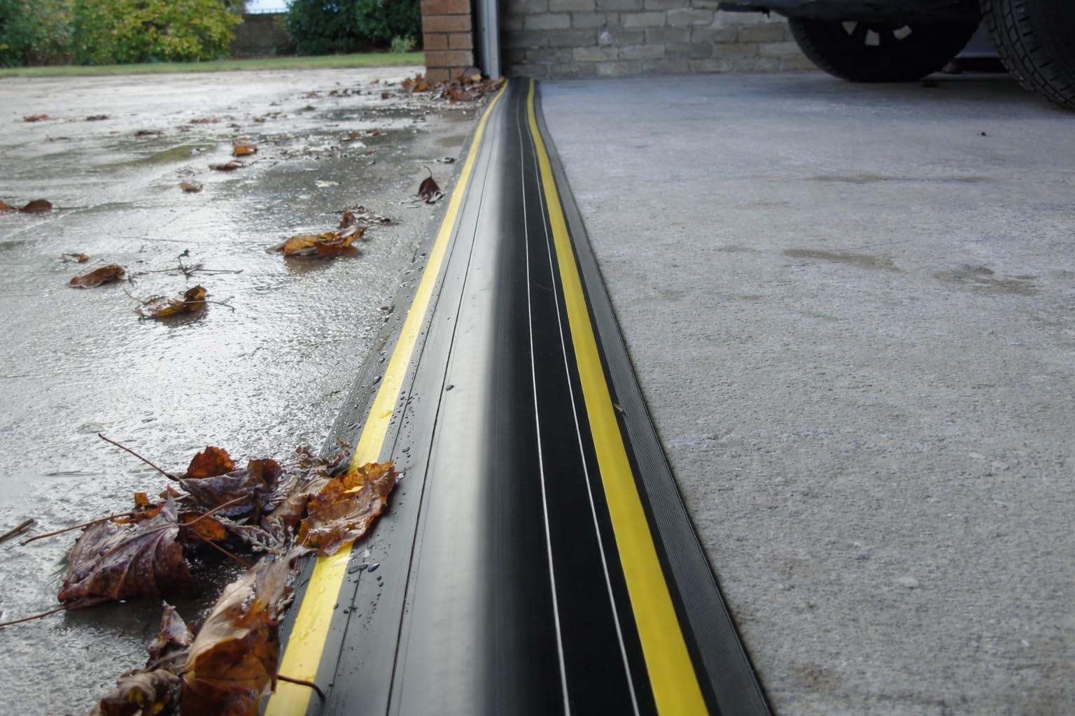 Kit de seuil de barrière anti-inondation pour porte de garage de 4 cm de haut 2,21 m | PVC souple | Le kit complet comprend 1 adhésif | GaraDry