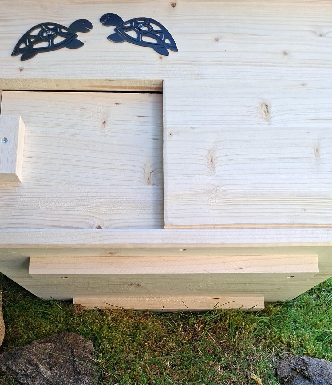 Schildkrötenhaus mit verschließbarem Eingang Boden und abnehmbares Dach aus 18mm starkem Fichtenvollholz 2X wetterfest imprägniert (SK01N)