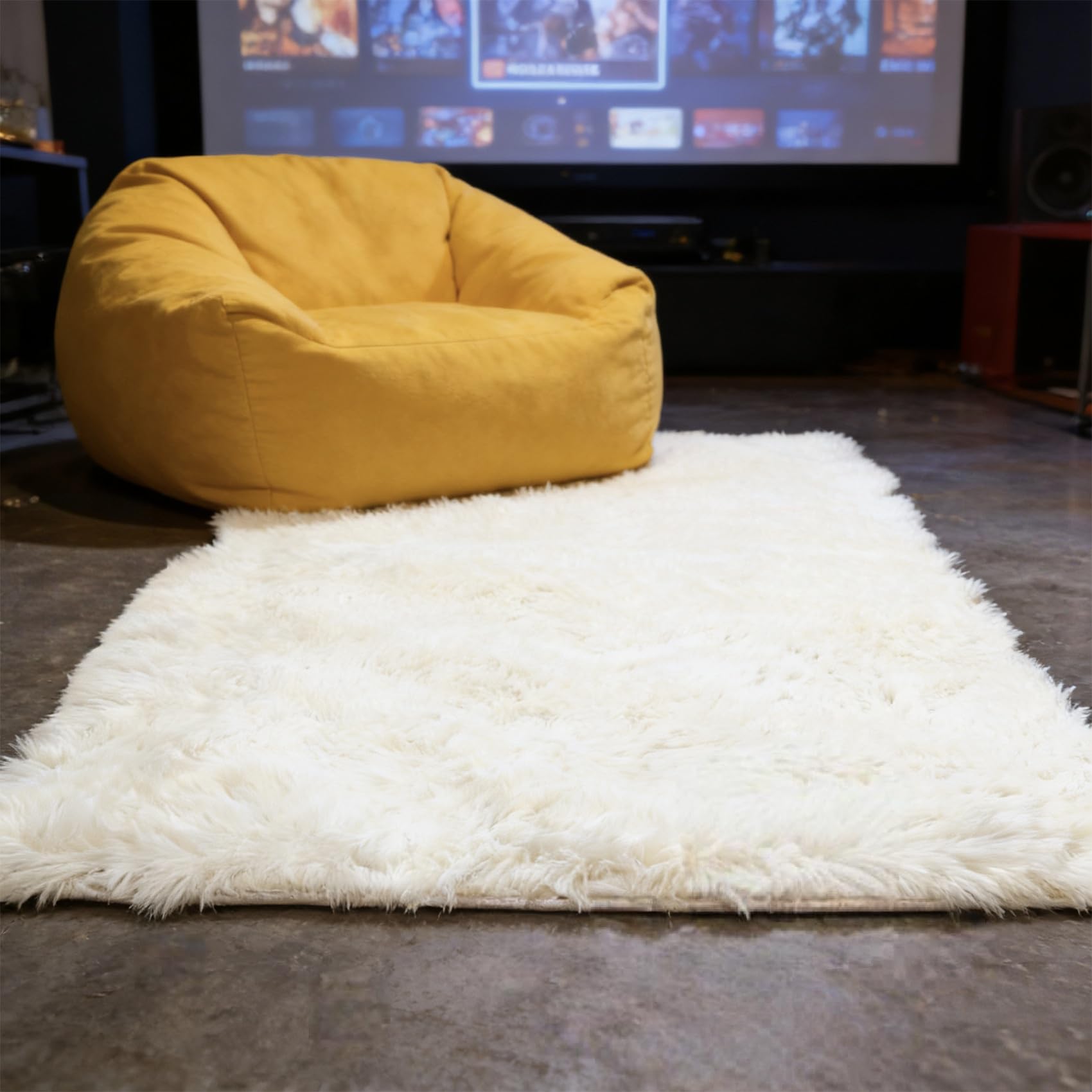 Tapis de salon blanc douillet et moelleux pour des soirées cocooning réussies