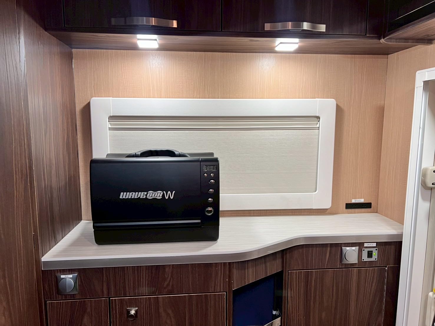 ポータブル電子レンジ WAVE BOX ウェーブボックス キャンピングカー車中泊 Amazon.co.jp: 【AC・DC電源で使える】ポータブル電子レンジ WAVEBOX W