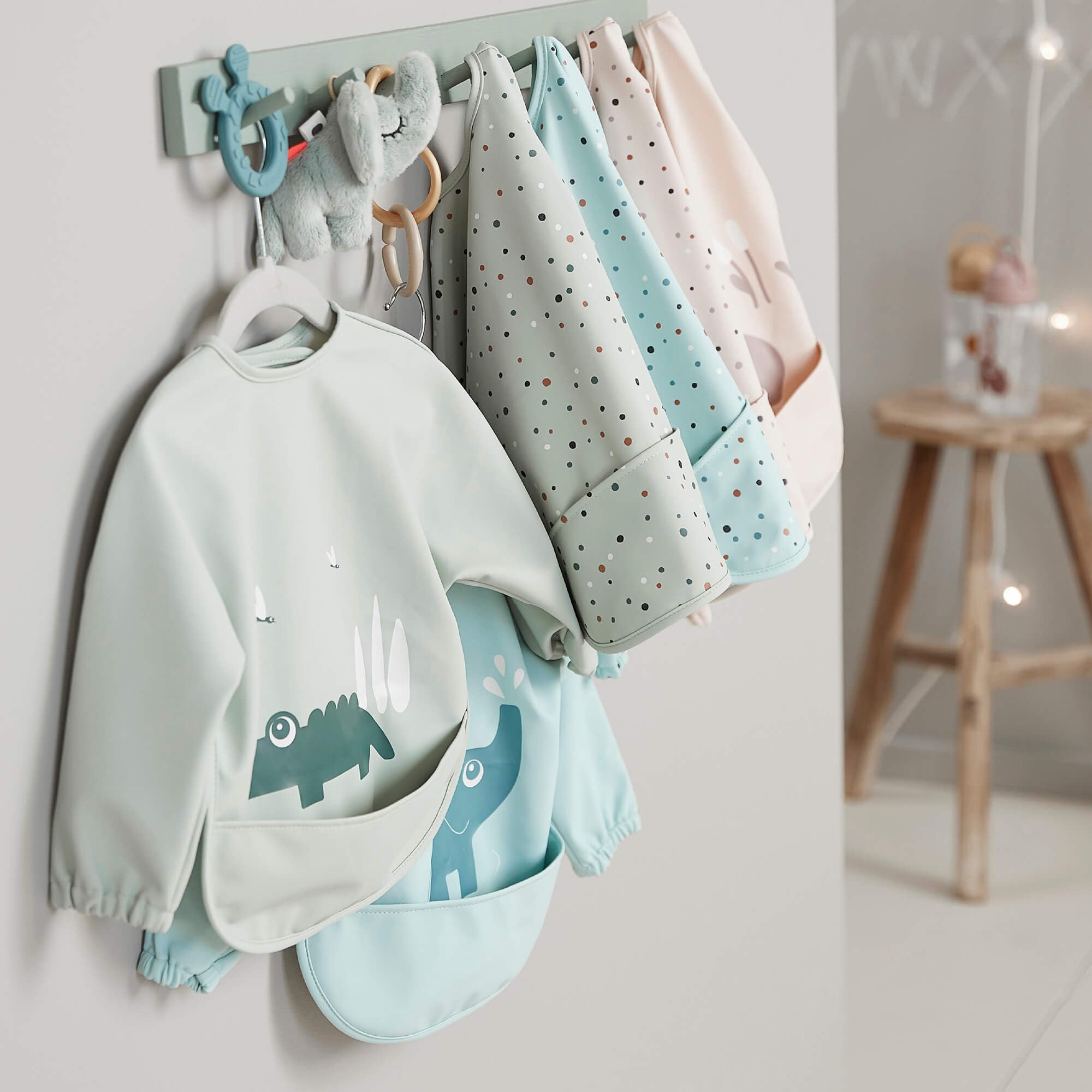 Done by Deer Bavaglino con maniche tascabili, impermeabile, regolabile e facile da pulire, per neonati e bambini