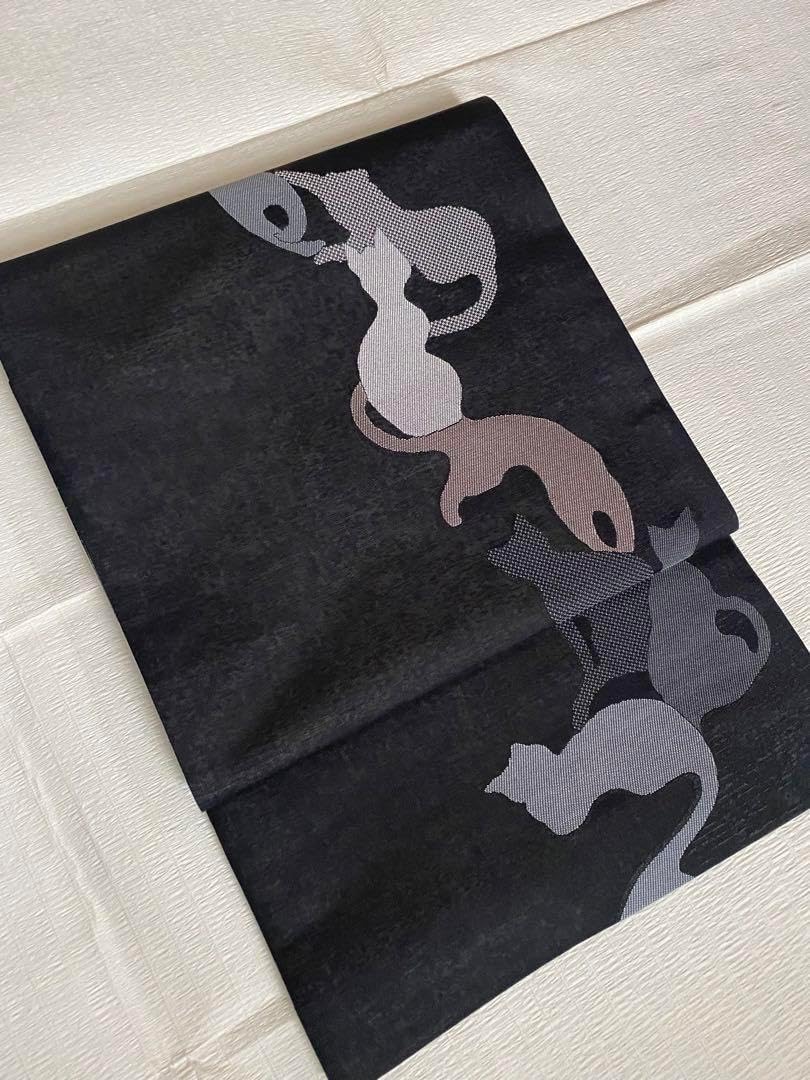 となみ帯　リバーシブル　黒系猫柄と白系花びら　猫柄 となみ帯 リバーシブル 黒系猫柄と白系花びら 猫柄 帯留め 着物