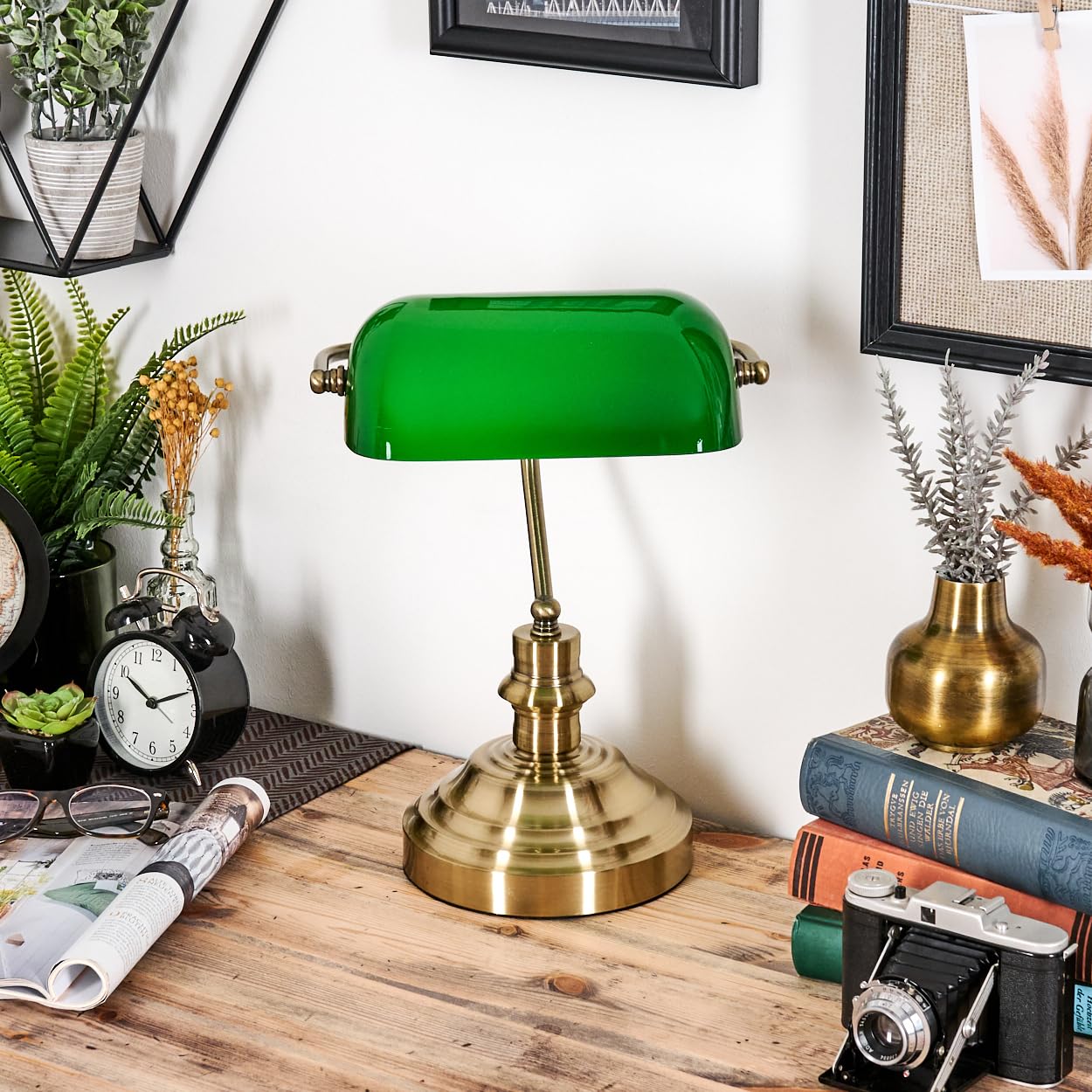 HOFSTEIN Tischleuchte Havsta, Tischlampe aus Metall/Glas in Messing/Grün/Weiß, traditionelle Bankerlampe, Schreibtischlampe für Büros im Retro/Vintage-Design mit Zugnschnur, Höhe 37,5 cm, 1 x E27