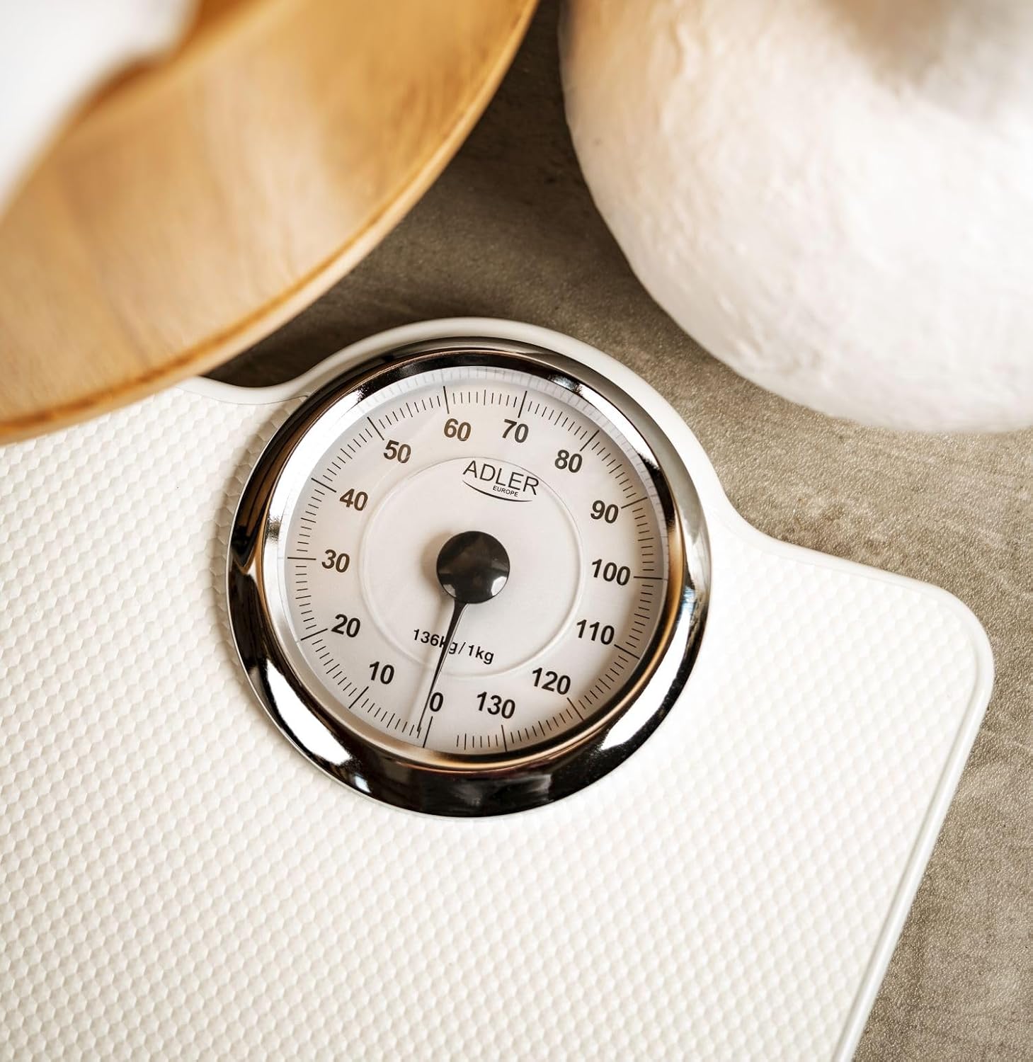 ADLER AD 8180 Mechanical Personal Scales - Body Weight - Analogue Fitness Scales - 136 kg Capacity - Diameter 15 cm Dial - Non-Slip Surface - Easy to Read - Calibrated with Button, White