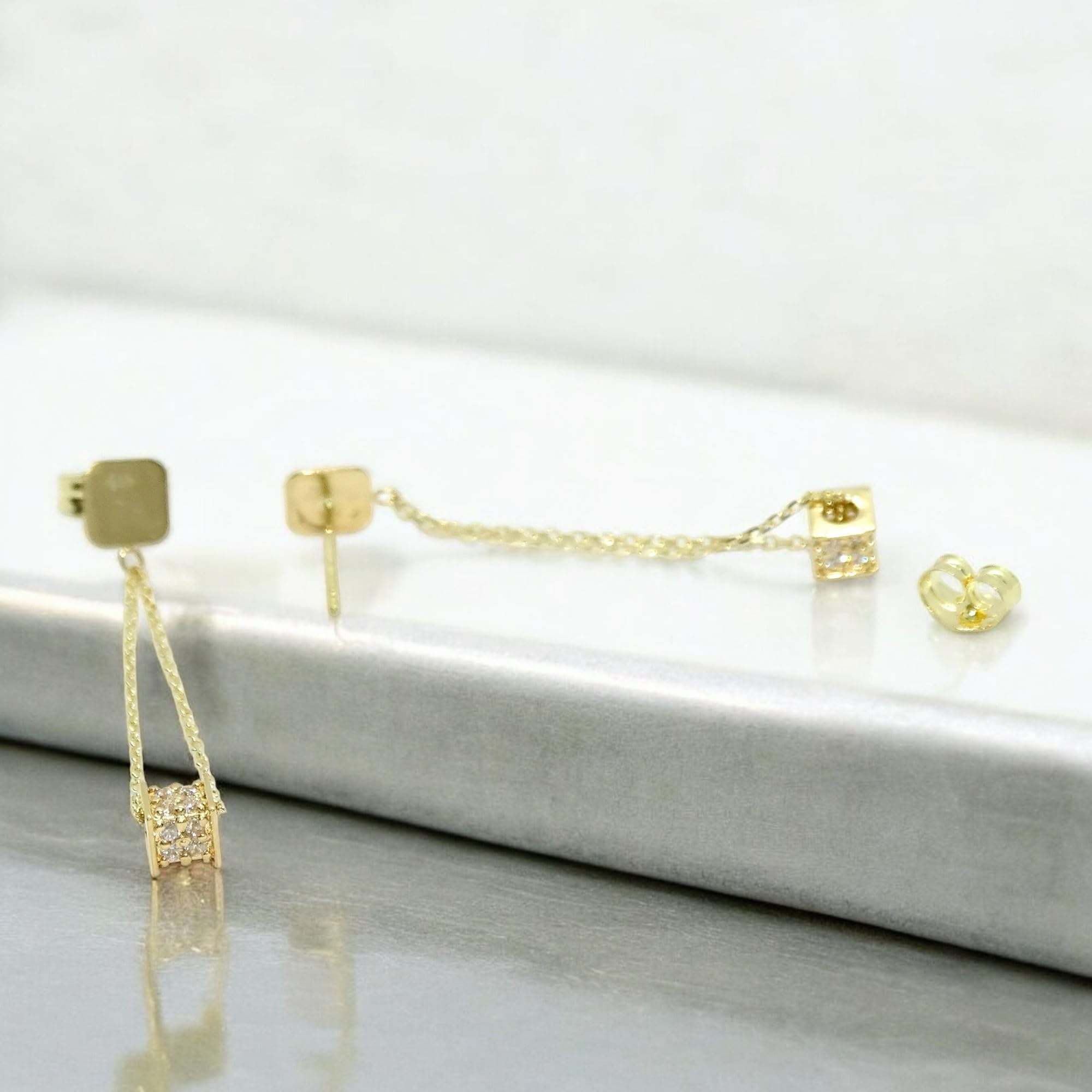 Pendientes largos de oro amarillo de 18k y circonitas para mujer. Largos 3.80cm. Cierre presión. Peso; 1.40gr